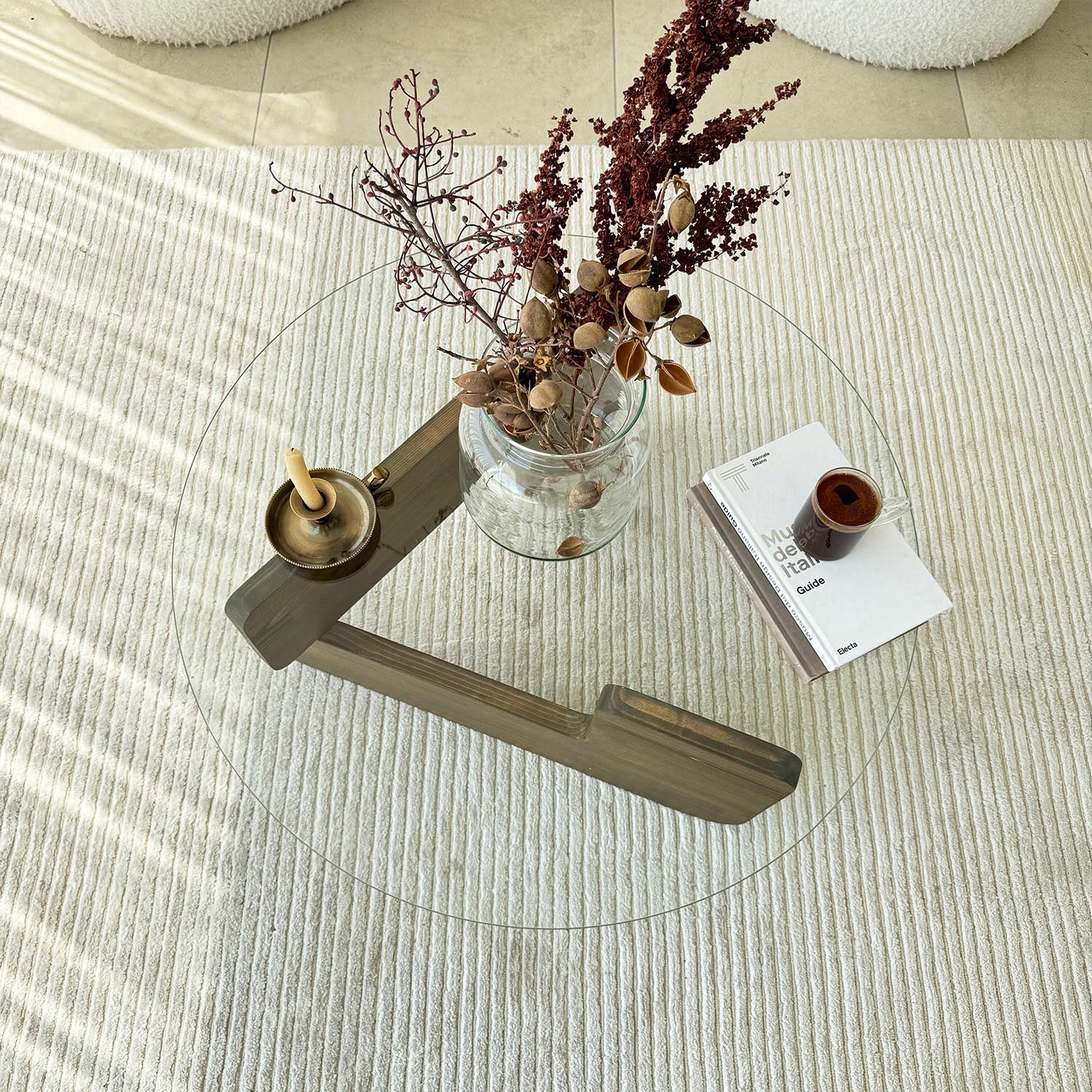 Entdecken Sie den Mia Sofatisch von Hanah Home: Eleganz aus Walnuss und Glas, ideal für stilvolle Wohnräume. Funktionalität trifft auf modernes Design.