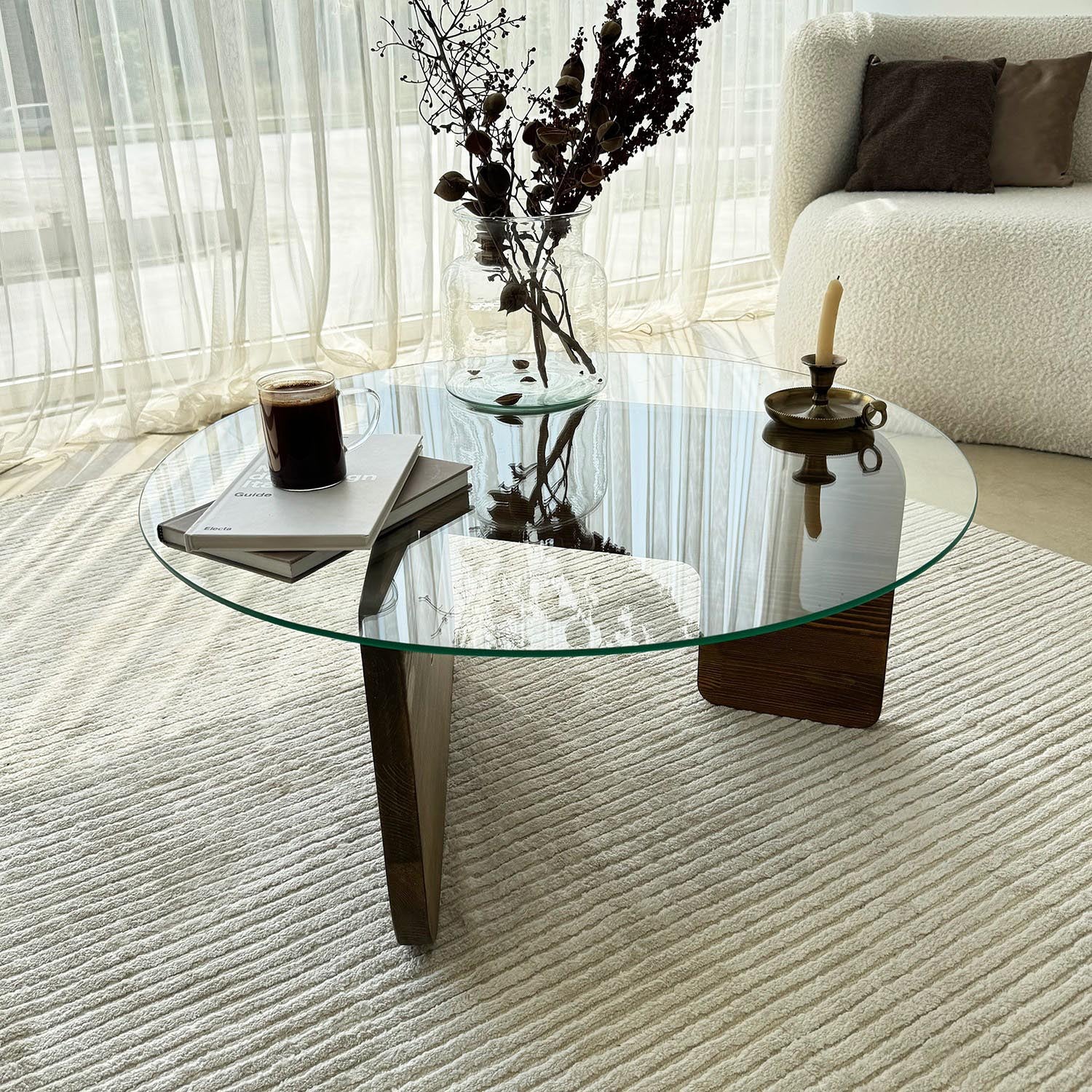 Entdecken Sie den Mia Sofatisch von Hanah Home: Elegantes Design aus Walnuss und gehärtetem Glas, ideal für stilvolle Wohnräume.