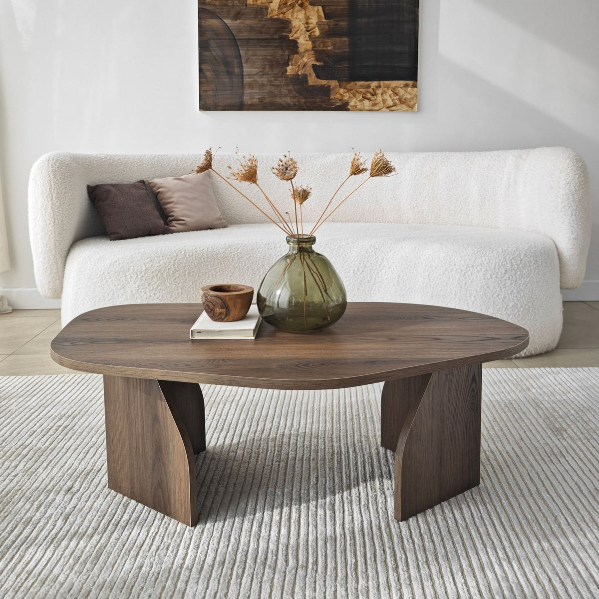Rechteckiger Couchtisch in Nussbaum-Optik mit schlankem Gestell aus melaminbeschichteter Spanplatte, Masse 100x60x35 cm.
