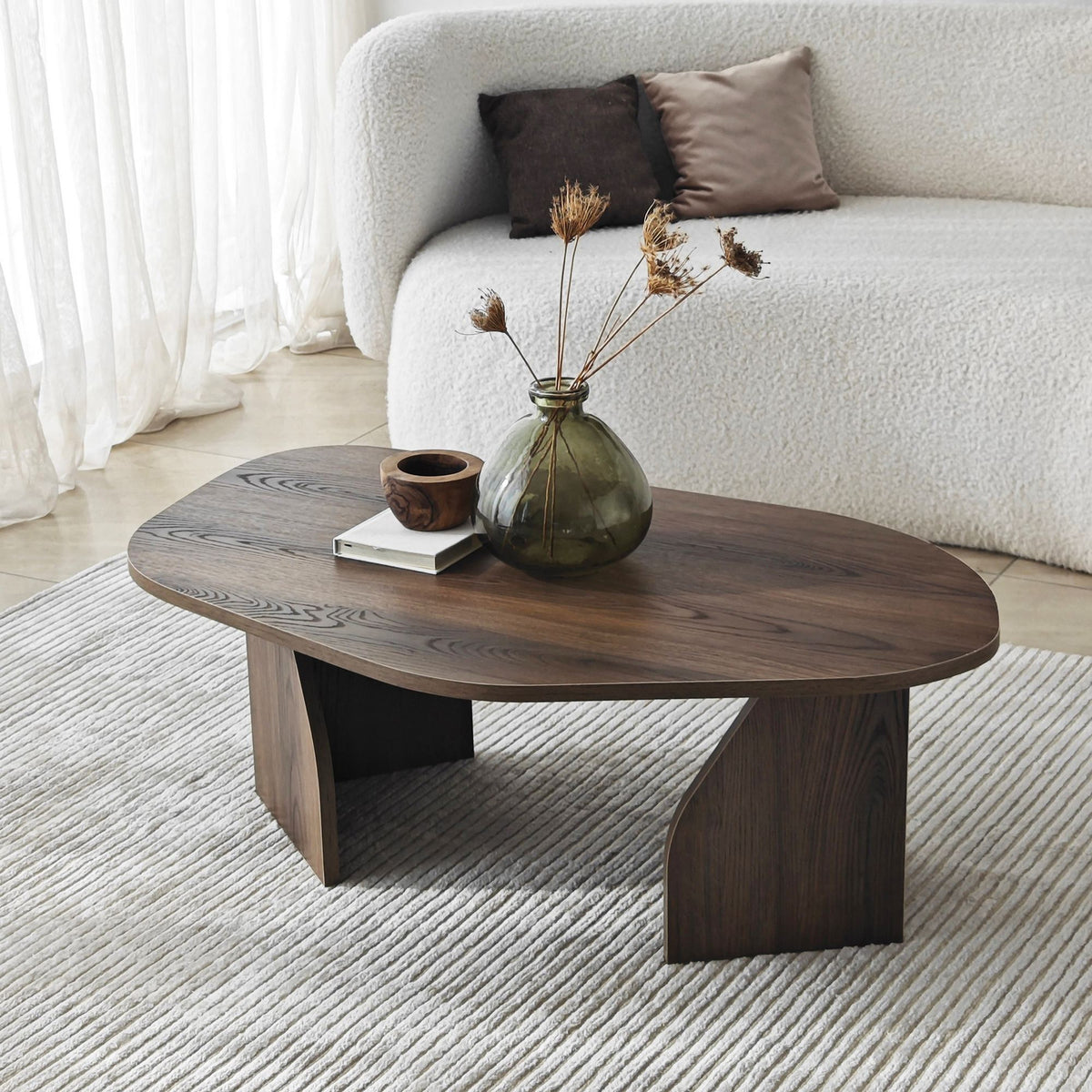 Rechteckiger Couchtisch in Nussbaum-Optik mit schlankem Gestell aus melaminbeschichteter Spanplatte, Masse 100x60x35 cm.