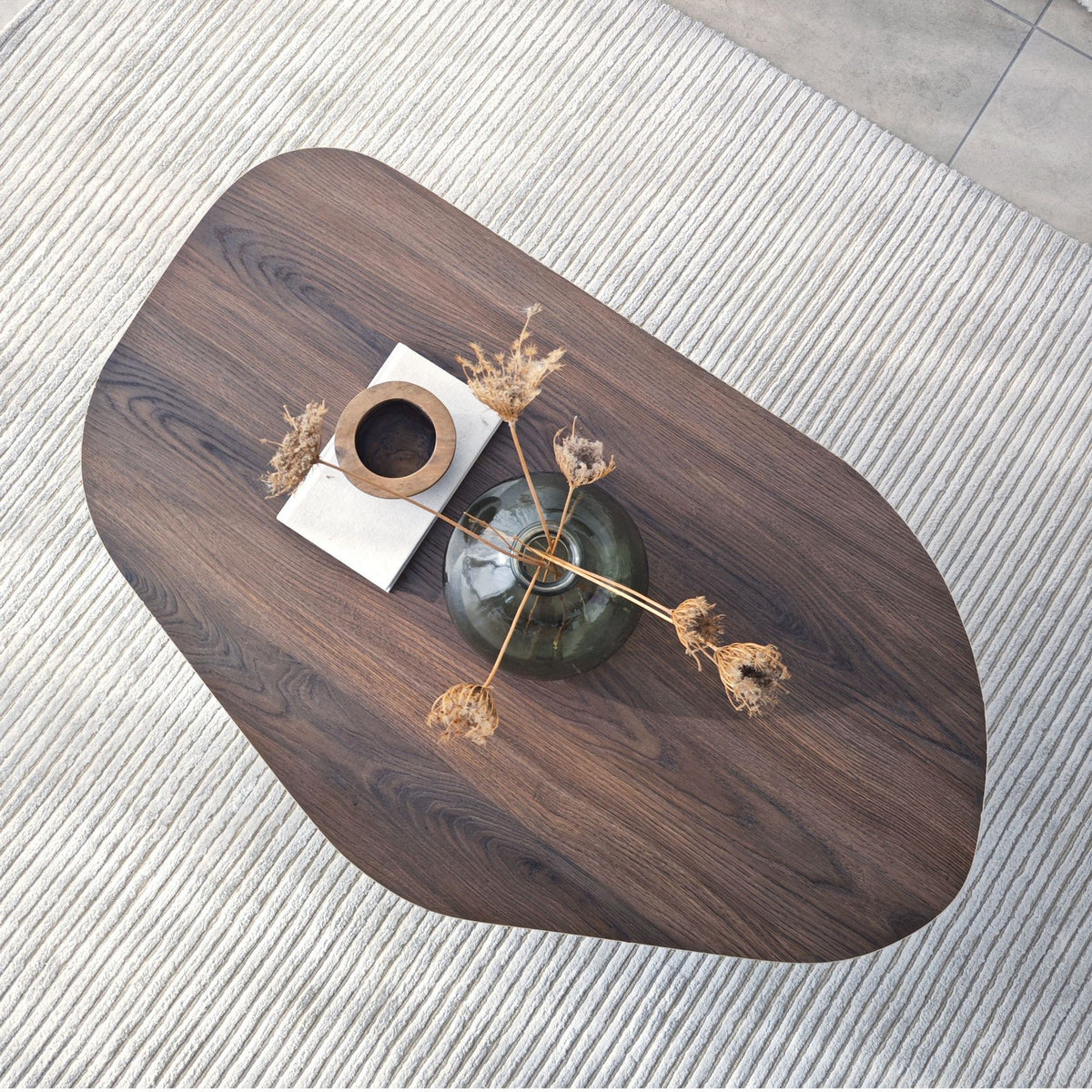 Rechteckiger Couchtisch in Nussbaum-Optik mit schlankem Gestell aus melaminbeschichteter Spanplatte, Masse 100x60x35 cm.