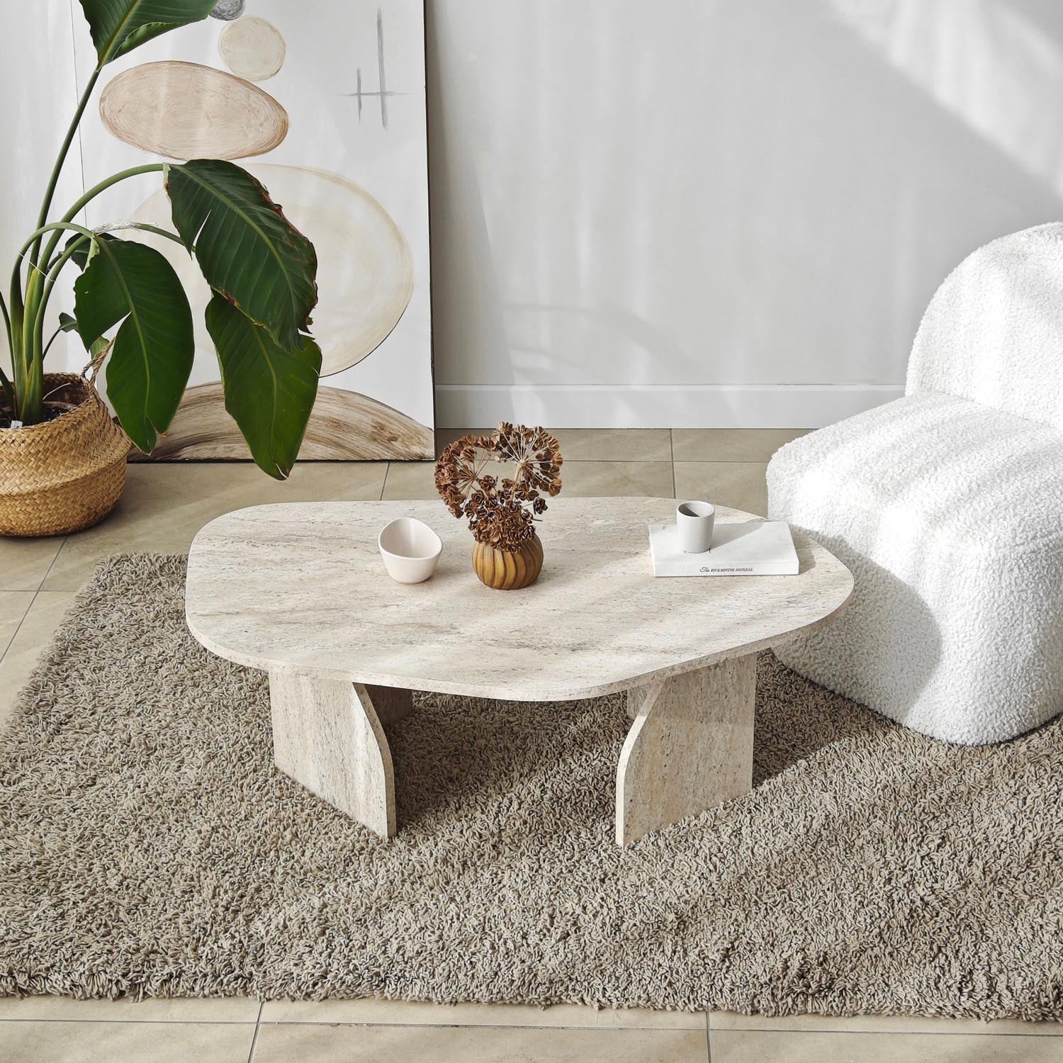 Verleihen Sie Ihrem Wohnzimmer mit dem eleganten Travertin-Couchtisch "Rock" von Hanah Home einen Hauch von Luxus und Funktionalität.