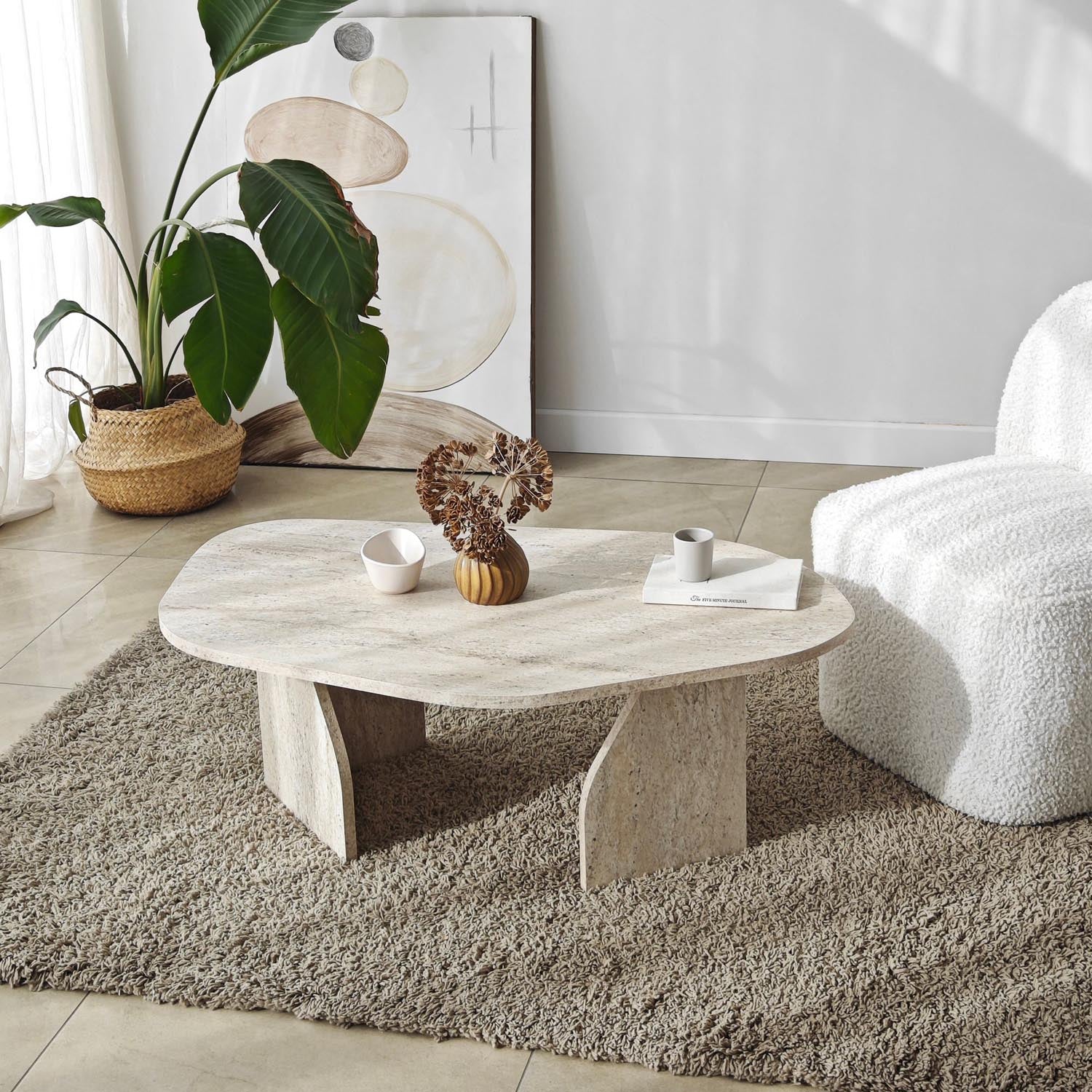 Entdecken Sie den stilvollen Travertin-Couchtisch "Rock" von Hanah Home – die perfekte Kombination aus Eleganz und praktischer Nutzung für Ihr Zuhause.