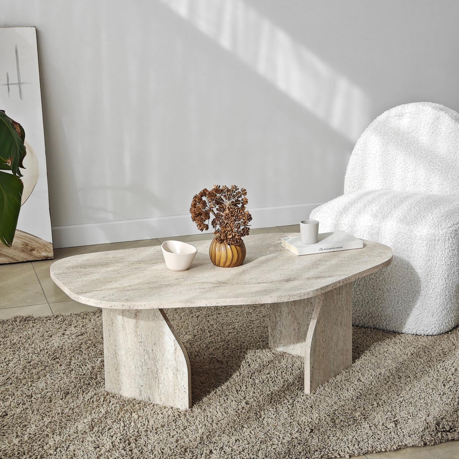 Verleihen Sie Ihrem Wohnzimmer mit dem eleganten Travertin-Couchtisch "Rock" von Hanah Home einen Hauch von Luxus und Funktionalität.