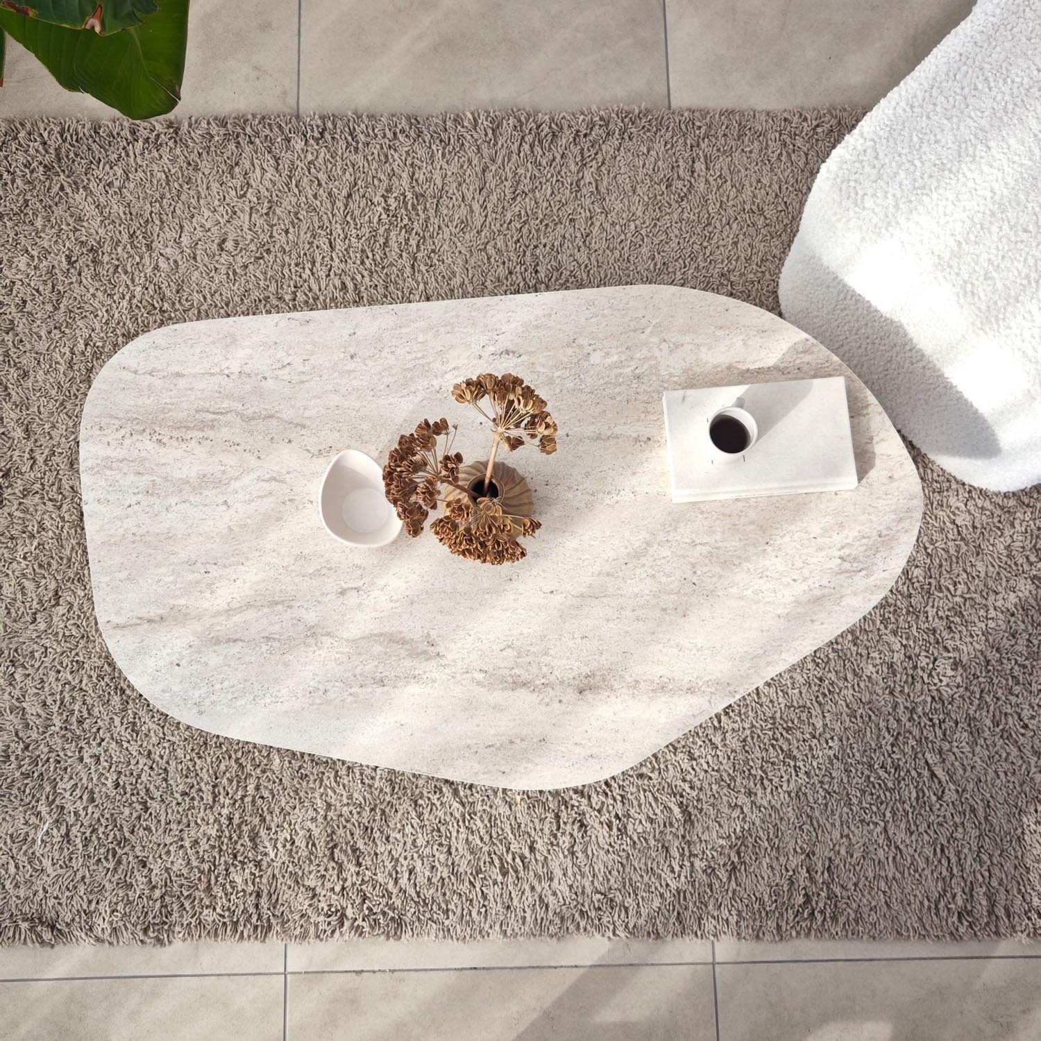 Entdecken Sie den stilvollen Travertin-Couchtisch "Rock" von Hanah Home – die perfekte Kombination aus Eleganz und praktischer Nutzung für Ihr Zuhause.