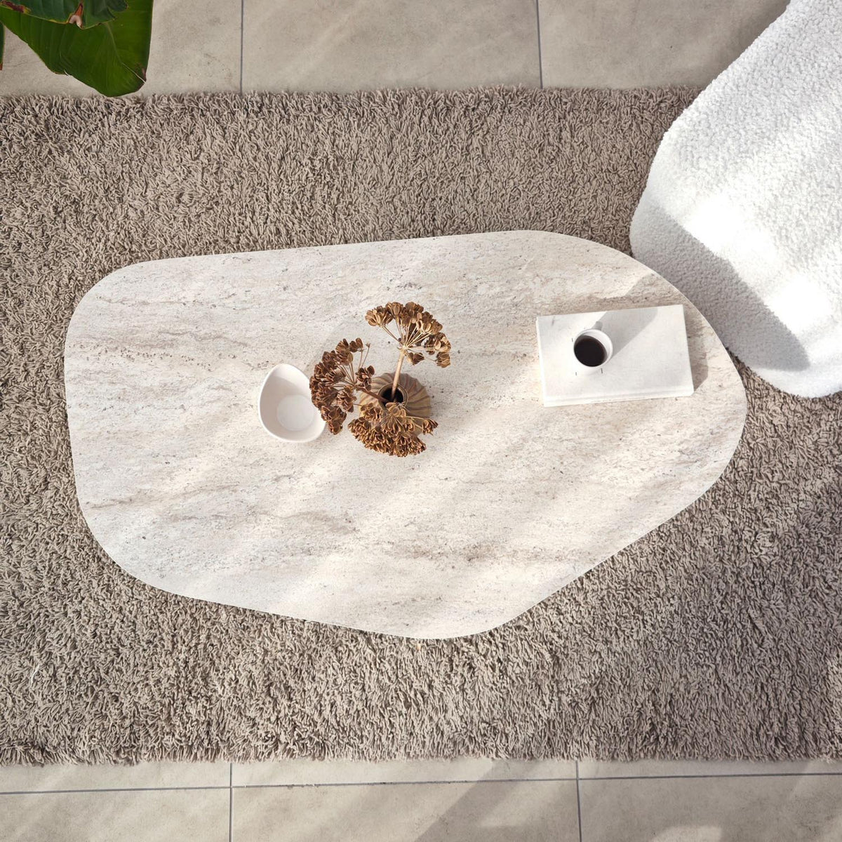 Rock Sofatisch - Travertin in Travertin präsentiert im Onlineshop von KAQTU Design AG. Couchtisch ist von Hanah Home