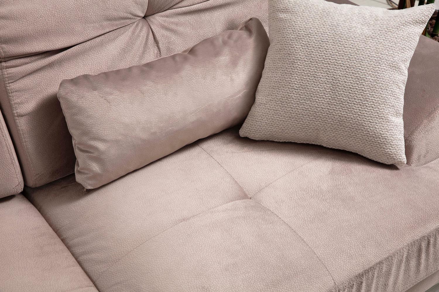 Entdecken Sie das stilvolle Frido Ecksofa in Beige von Atelier Del Sofa. Genießen Sie höchsten Komfort und modernes Design für Ihr Zuhause.