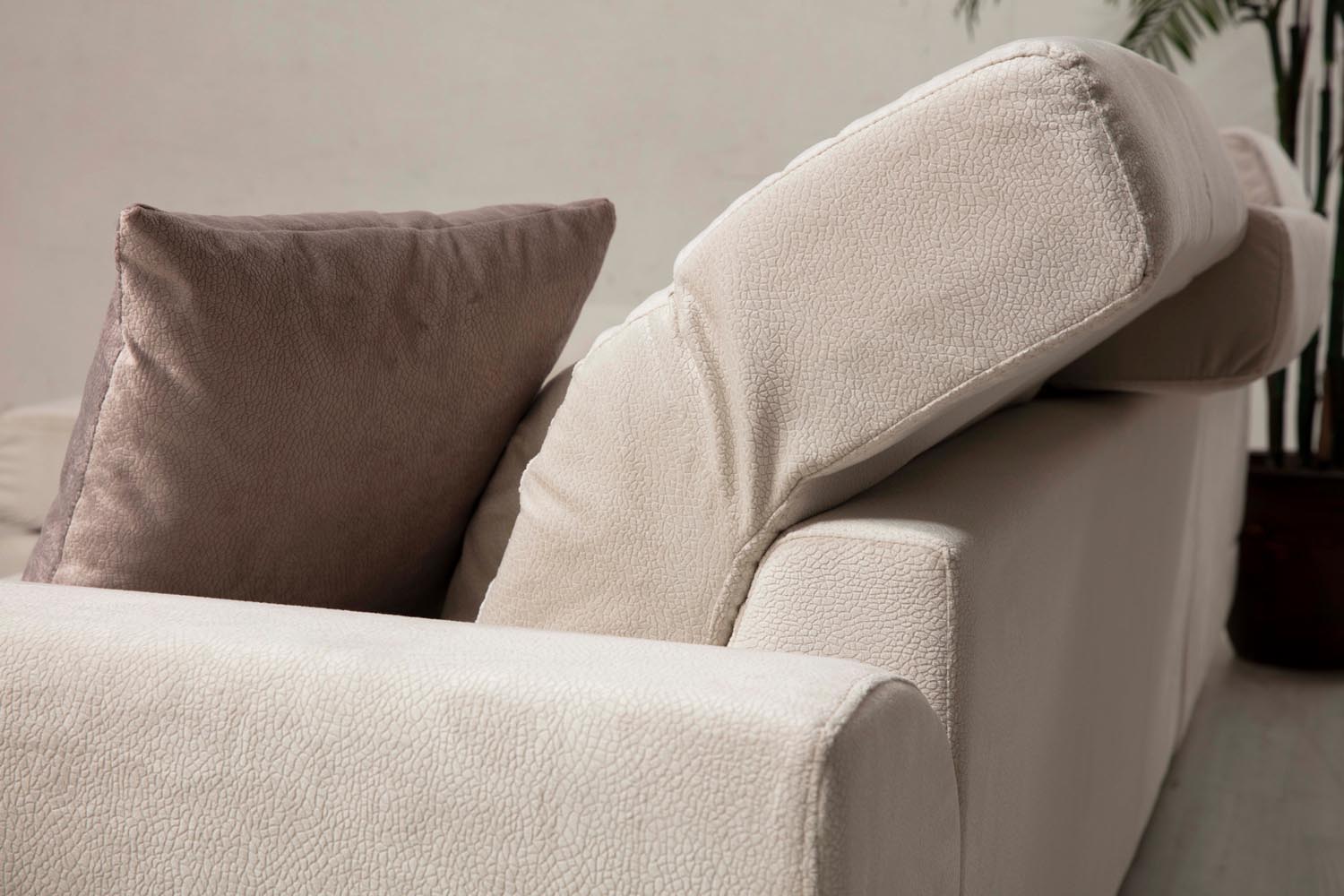 Erleben Sie das Frido Corner Left Ecksofa in Ecru von Atelier Del Sofa – ein luxuriöses Design, das Komfort und Stil vereint und Ihr Zuhause aufwertet.