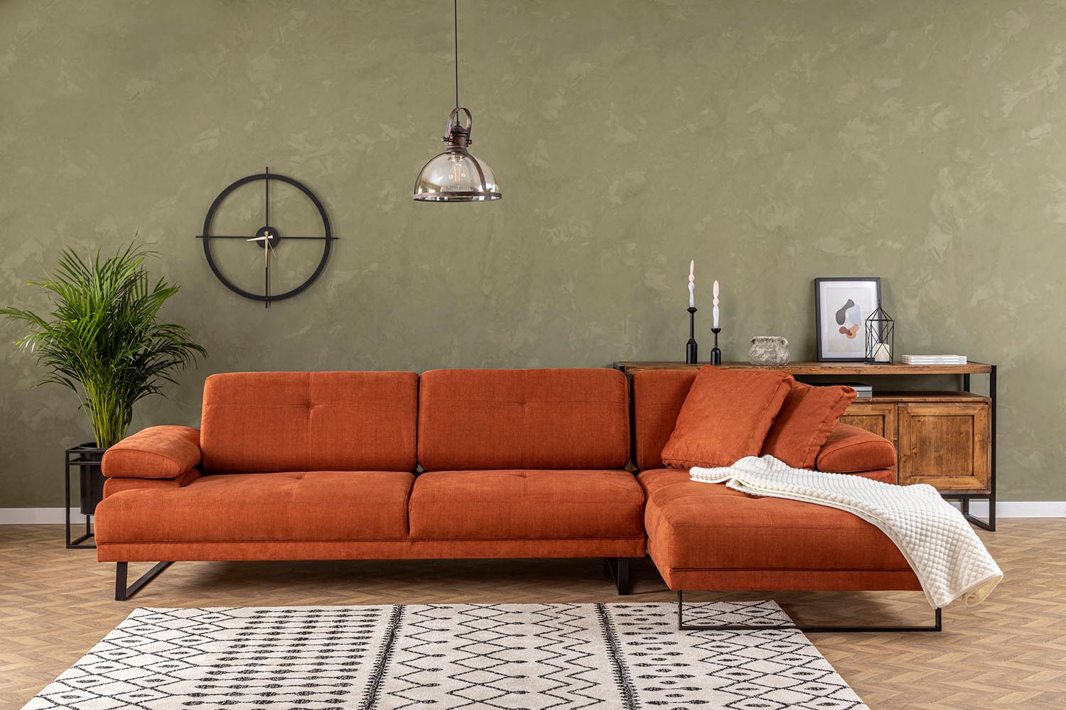 Entdecken Sie das Mustang Large Right Ecksofa in Orange von Atelier Del Sofa – ein stilvolles Möbelstück, das Komfort und Eleganz vereint.