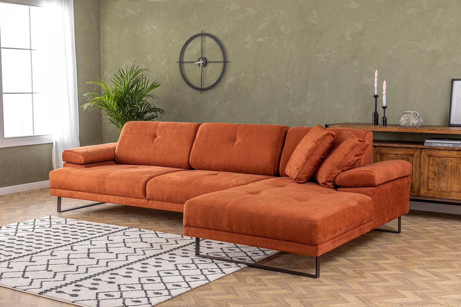 Entdecken Sie das Mustang Large Right Ecksofa in Orange von Atelier Del Sofa – ein stilvolles Möbelstück, das Komfort und Lebensfreude in Ihr Zuhause bringt.