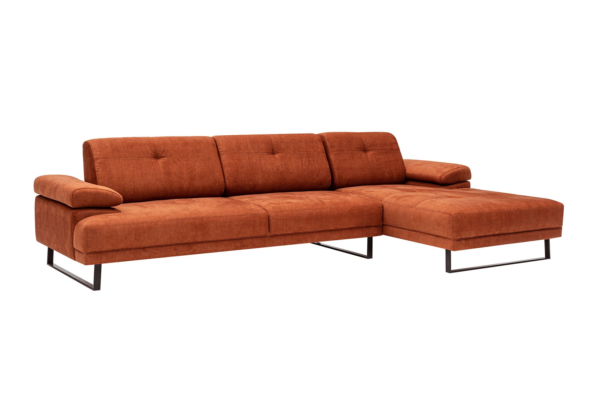 Entdecken Sie das Mustang Large Right Ecksofa in Orange von Atelier Del Sofa – ein stilvolles Möbelstück, das Komfort und Lebensfreude in Ihr Zuhause bringt.