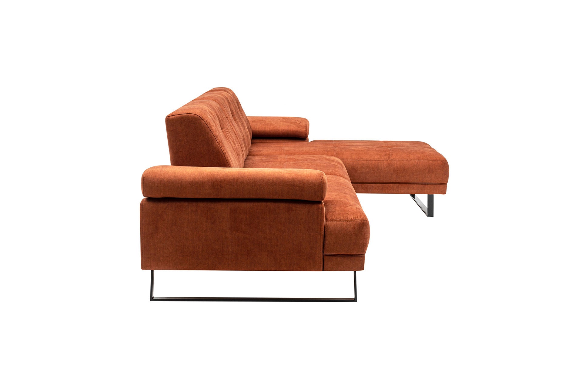 Verleihen Sie Ihrem Wohnraum mit dem Mustang Large Right Ecksofa in Orange von Atelier Del Sofa einen Hauch von Eleganz und Gemütlichkeit.