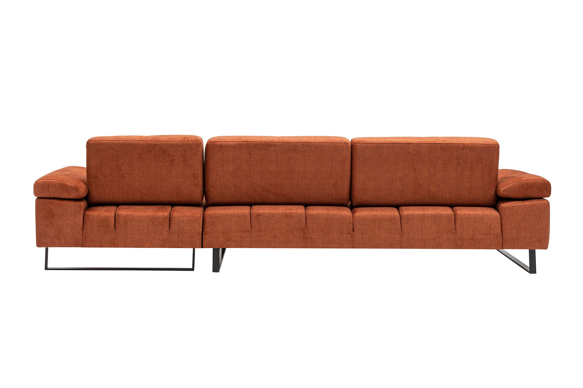 Entdecken Sie das Mustang Large Right Ecksofa in Orange von Atelier Del Sofa – ein stilvolles Möbelstück, das Komfort und Lebensfreude in Ihr Zuhause bringt.