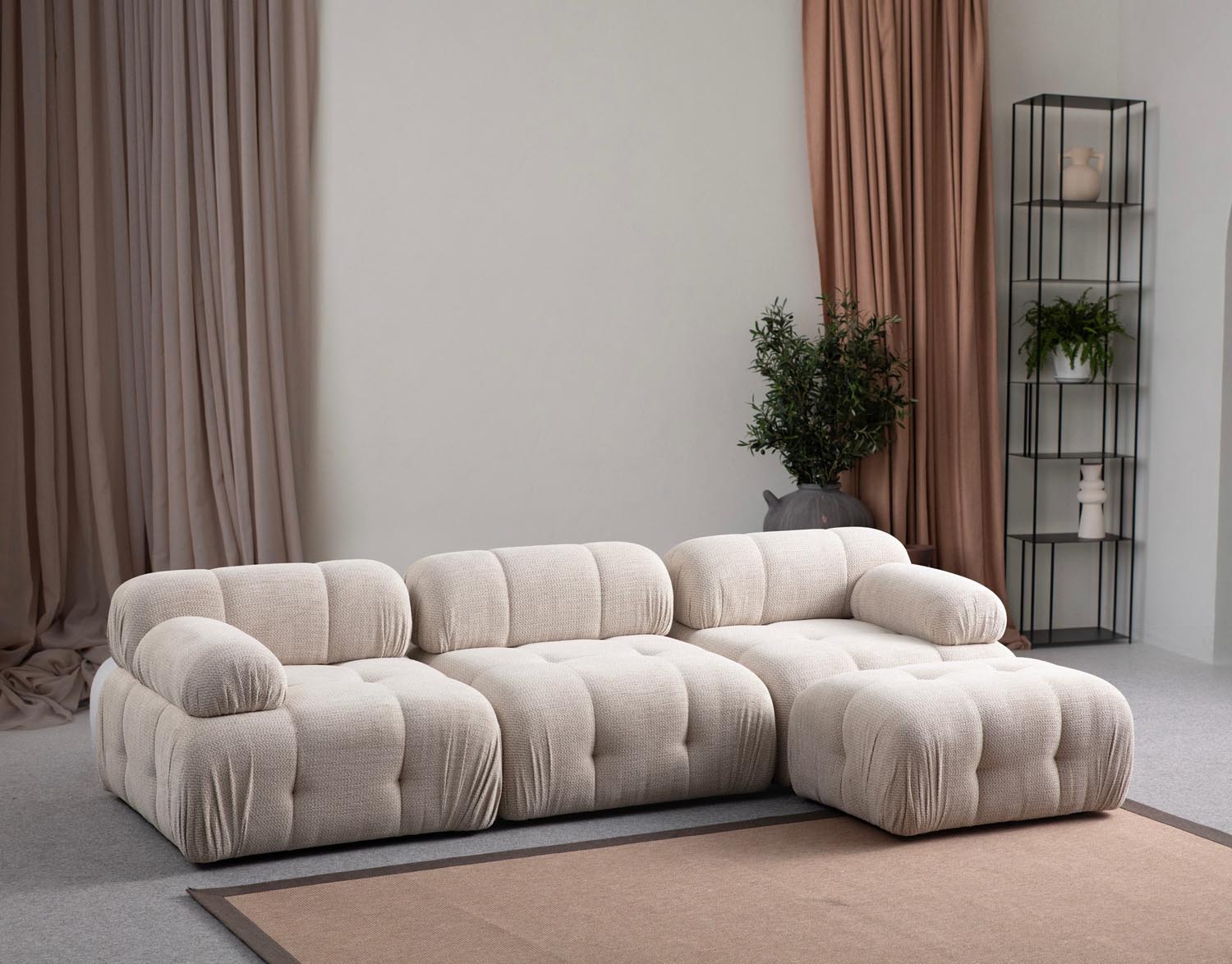 Entdecken Sie das elegante Petite 3 Ecksofa in Sahne von Atelier Del Sofa. Komfort trifft auf stilvolles Design – ideal für Ihr modernes Zuhause.