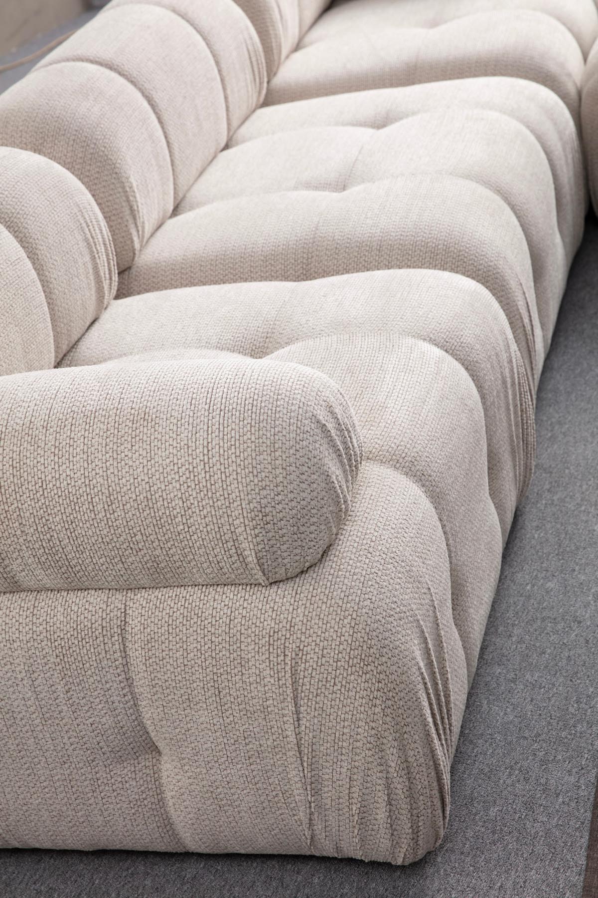 Entdecken Sie das elegante Petite 3 Ecksofa in Sahne von Atelier Del Sofa. Stilvolles Design und erstklassiger Komfort für Ihr modernes Zuhause.