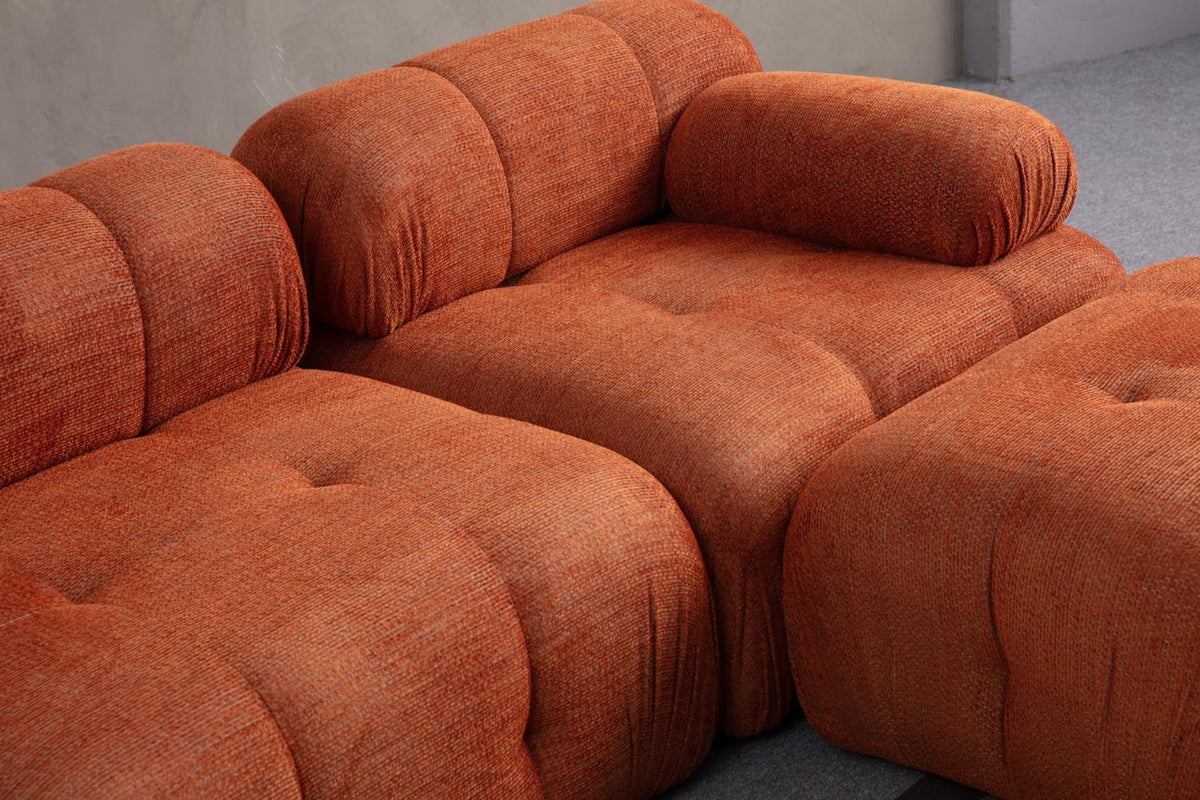 Petite 3 Ecksofa - Orange in Orange präsentiert im Onlineshop von KAQTU Design AG. L-Sofa rechts ist von Atelier Del Sofa