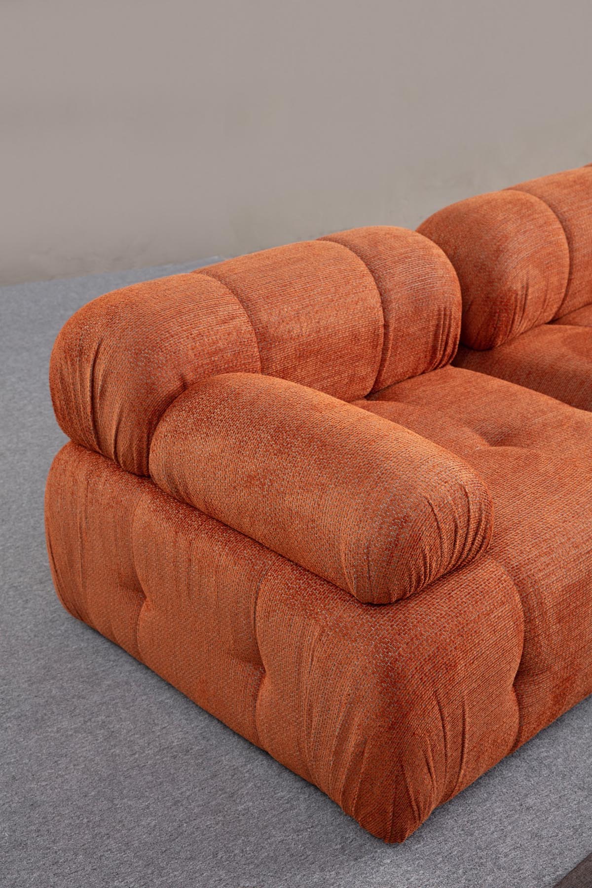 Petite 3 Ecksofa - Orange in Orange präsentiert im Onlineshop von KAQTU Design AG. L-Sofa rechts ist von Atelier Del Sofa