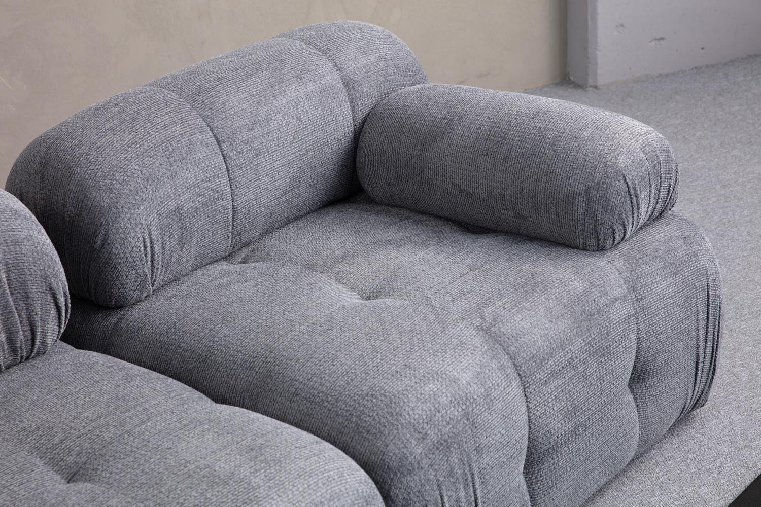 Genießen Sie den Luxus des Petite 3 Ecksofas in Grau von Atelier Del Sofa. Ideal für stilvolle Entspannung und modernen Komfort!