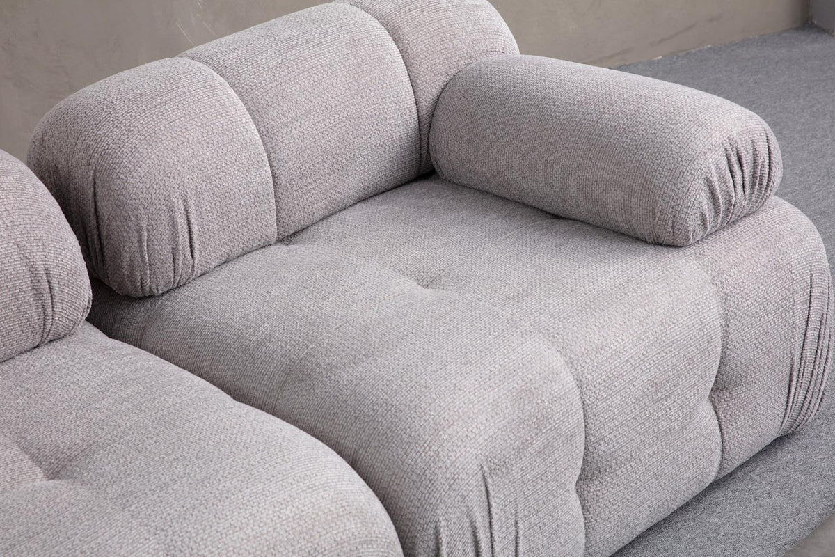 Petite 3 Ecksofa - Hellgrau in Hellgrau präsentiert im Onlineshop von KAQTU Design AG. L-Sofa rechts ist von Atelier Del Sofa