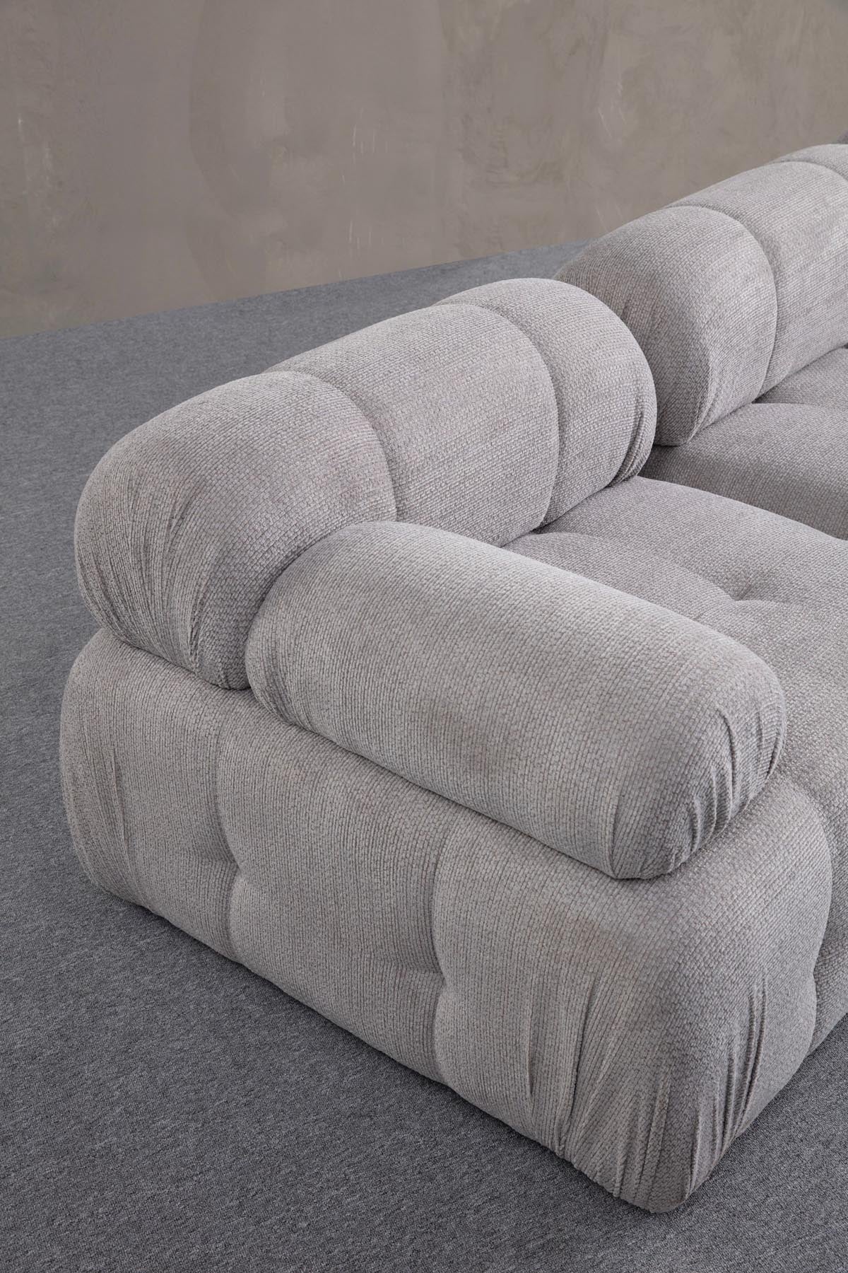 Petite 3 Ecksofa - Hellgrau in Hellgrau präsentiert im Onlineshop von KAQTU Design AG. L-Sofa rechts ist von Atelier Del Sofa