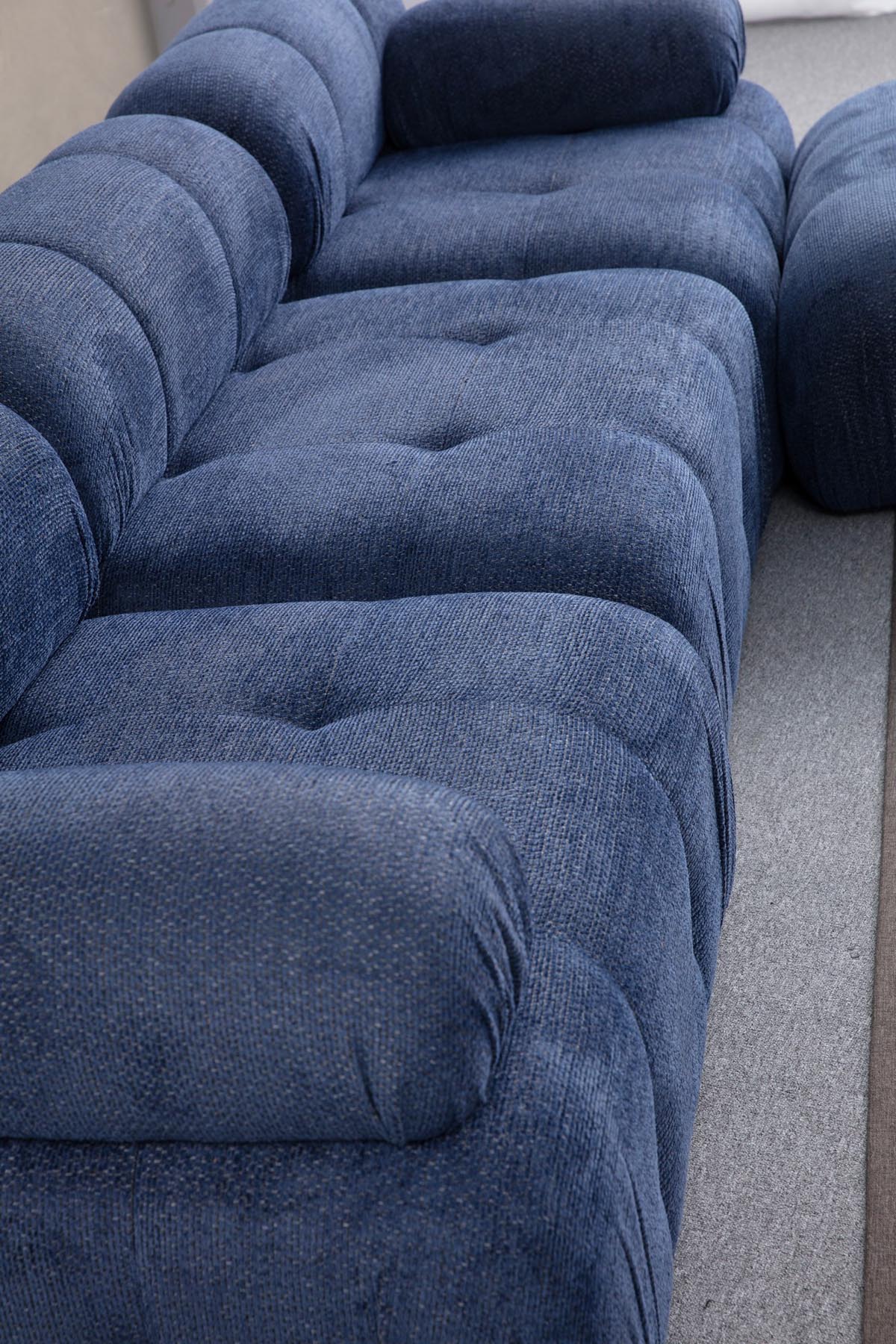 Petite 3 Ecksofa - Nachtblau in Nachtblau präsentiert im Onlineshop von KAQTU Design AG. L-Sofa rechts ist von Atelier Del Sofa