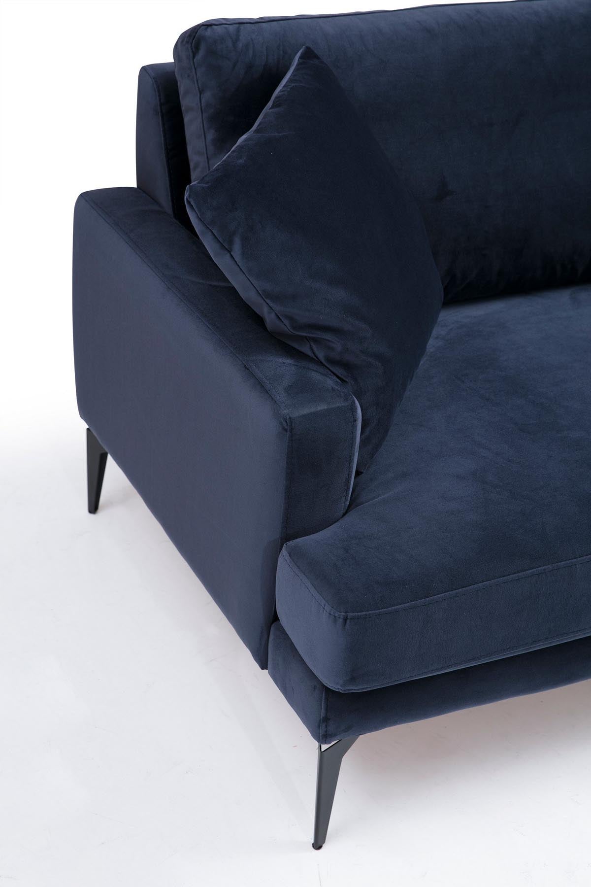 Erleben Sie das Papira 3-Sitzer-Sofa in Marineblau von Atelier Del Sofa – ein stilvolles Möbelstück, das Komfort und Eleganz in Ihr Zuhause bringt.