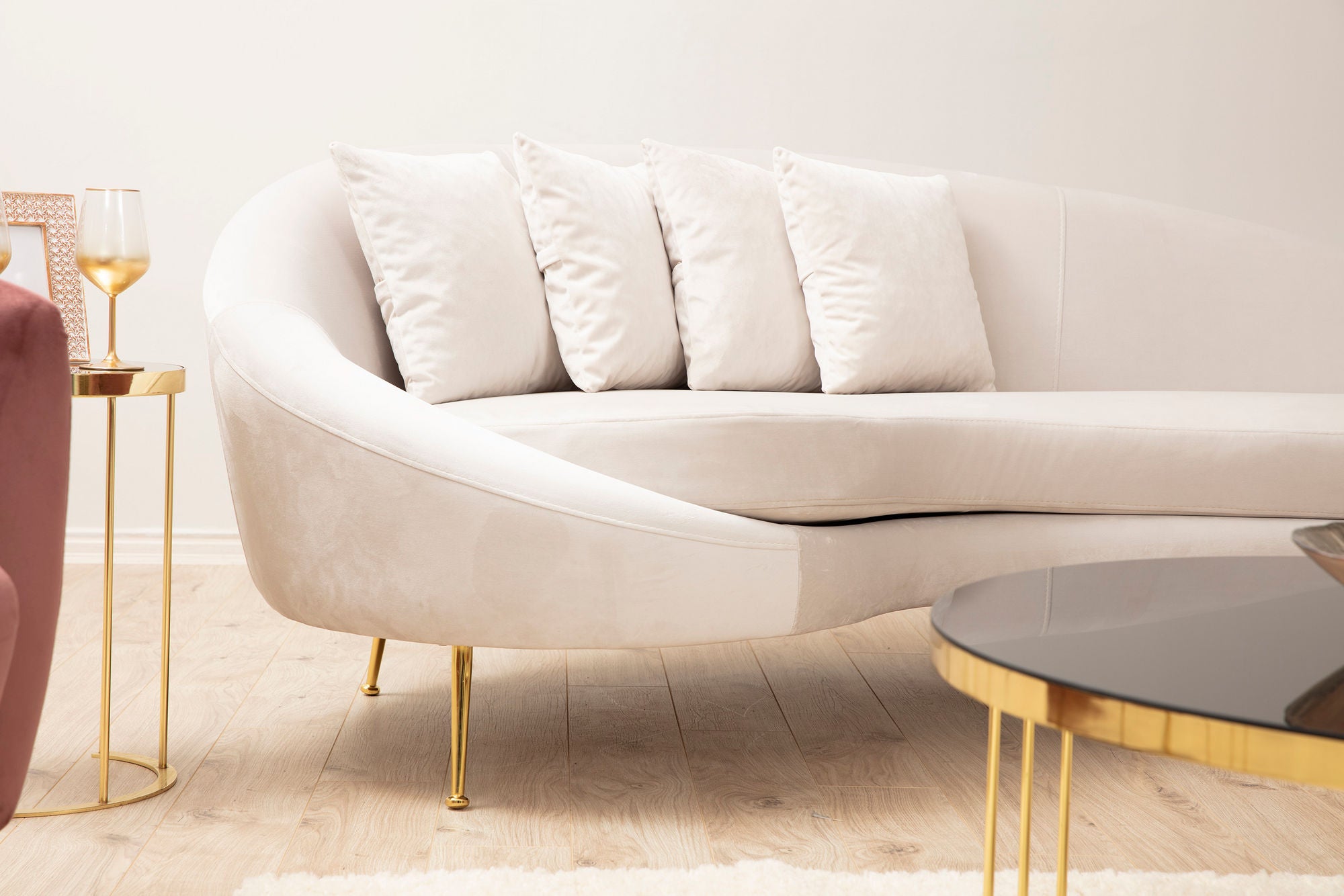 Verleihen Sie Ihrem Wohnraum mit dem Eses Left 3er Sofa in Beige von Atelier Del Sofa einen Hauch von Luxus. Perfekte Kombination aus Stil und Komfort!