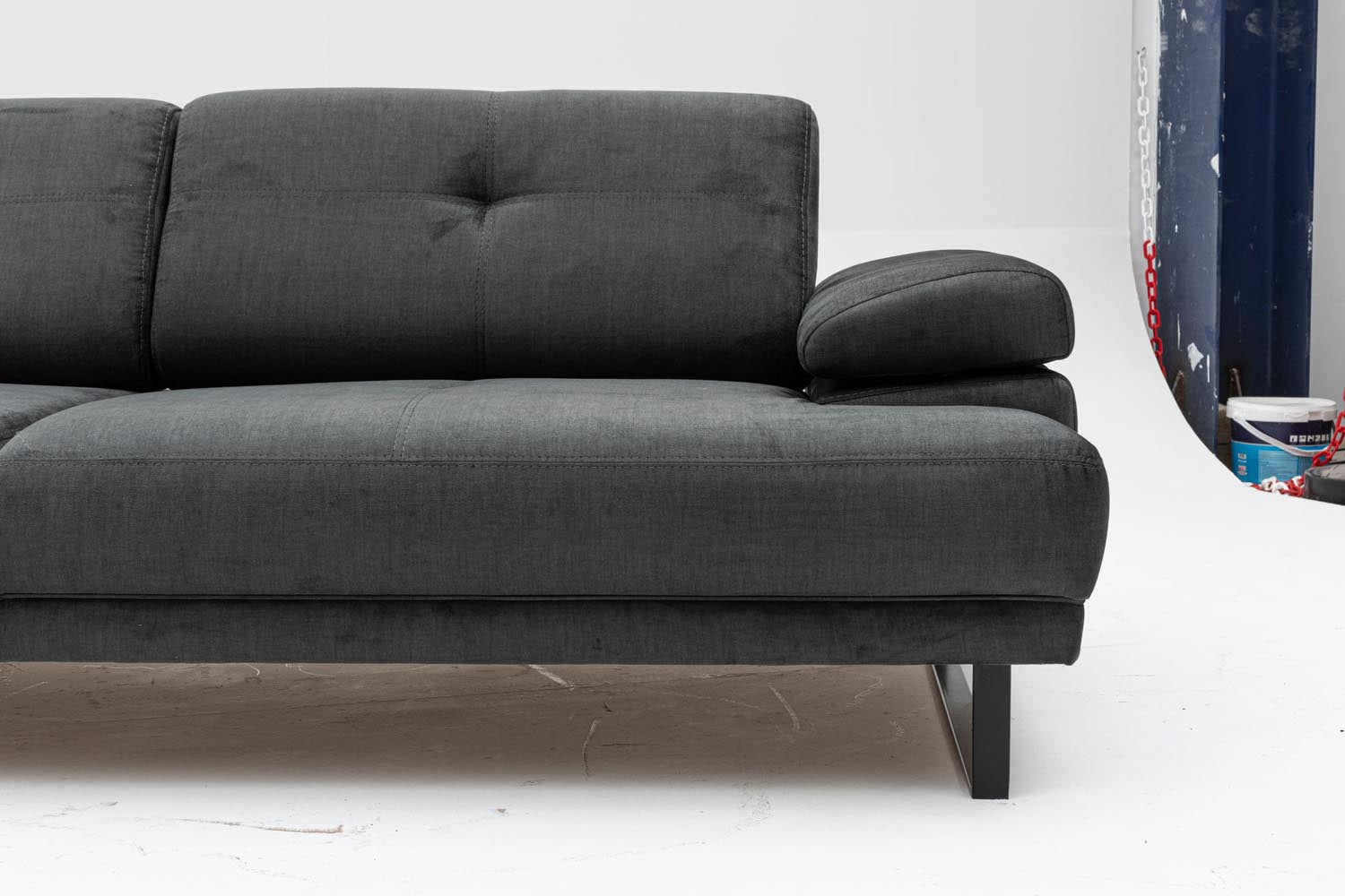 Entdecken Sie das Mustang Bettsofa von Atelier Del Sofa in elegantem Anthrazit. Perfekt für Komfort und stilvolle Akzente in jedem Raum.