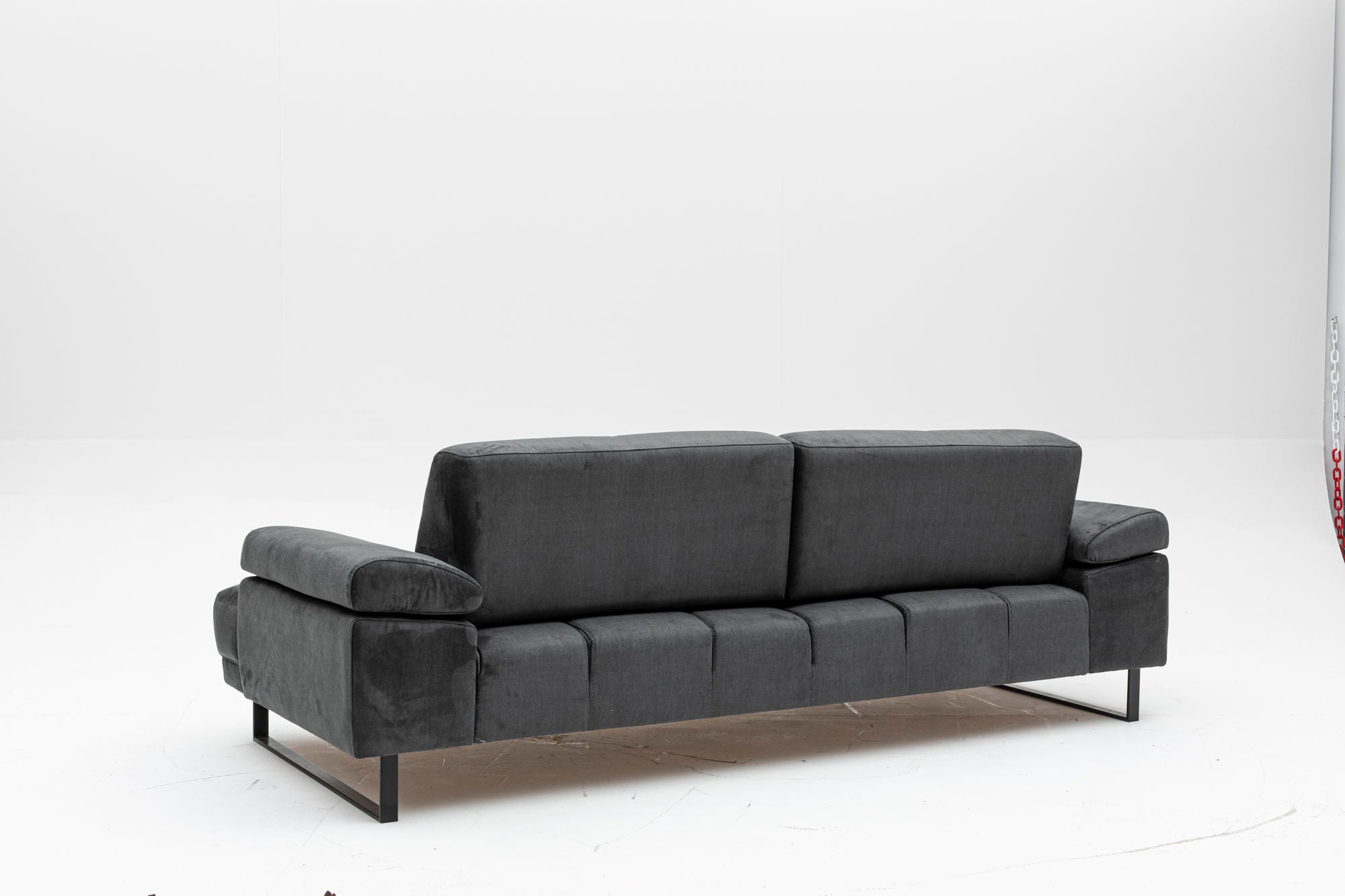 Erleben Sie das Mustang Bettsofa von Atelier Del Sofa in edlem Anthrazit. Ideal für entspannte Stunden und stilvolle Wohnakzente.