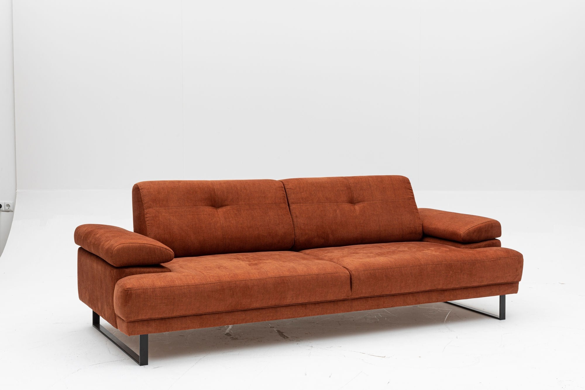 Verleihen Sie Ihrem Wohnraum mit dem Mustang Bettsofa in Orange von Atelier Del Sofa einen Hauch von Eleganz und Komfort – ideal für entspannte Abende und Gästeübernachtungen!