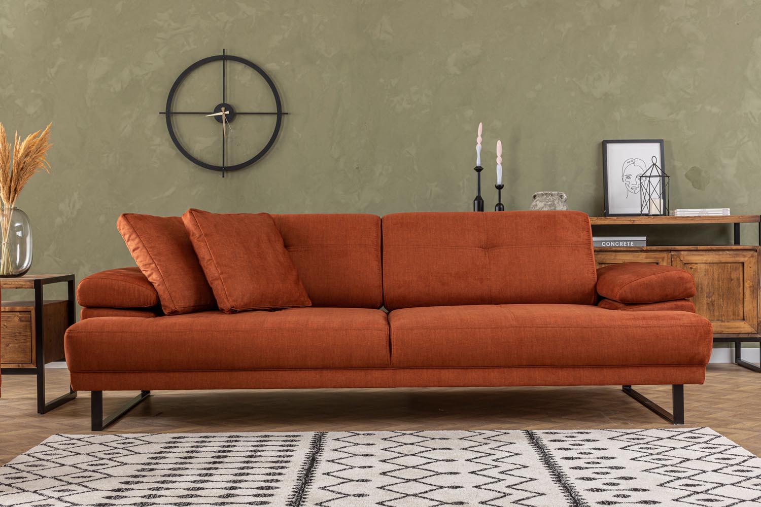 Entdecken Sie das Mustang Bettsofa in Orange von Atelier Del Sofa – ein stilvolles 3-Sitzer Schlafsofa, das Komfort und Eleganz vereint.