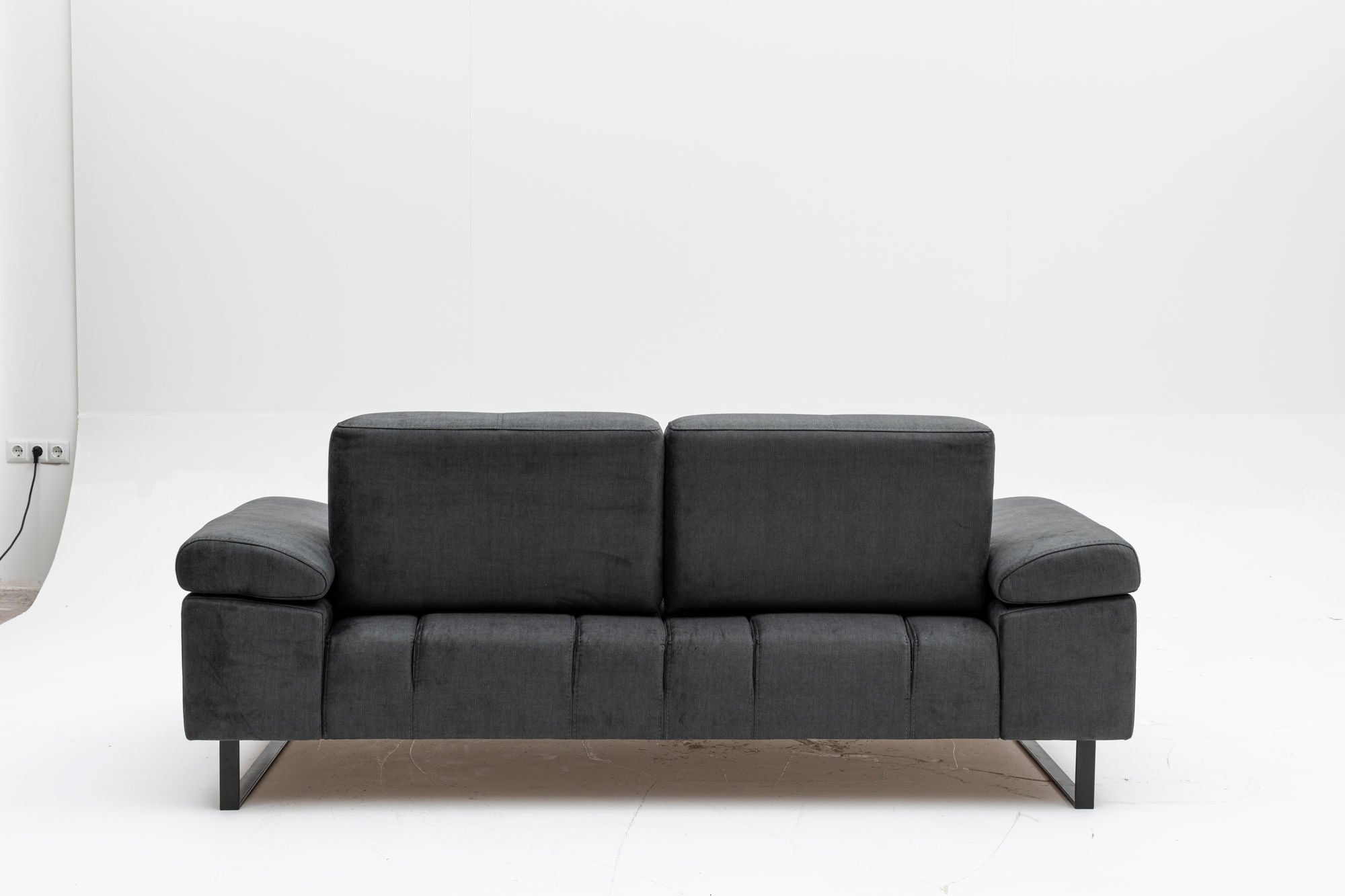 Erleben Sie das Mustang Bettsofa von Atelier Del Sofa in edlem Anthrazit. Ideal für entspannte Stunden und stilvolle Wohnakzente.