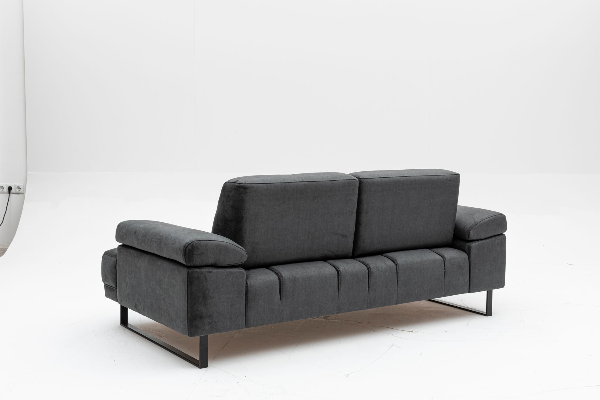 Entdecken Sie das Mustang Bettsofa von Atelier Del Sofa in elegantem Anthrazit. Perfekt für Komfort und stilvolle Akzente in jedem Raum.