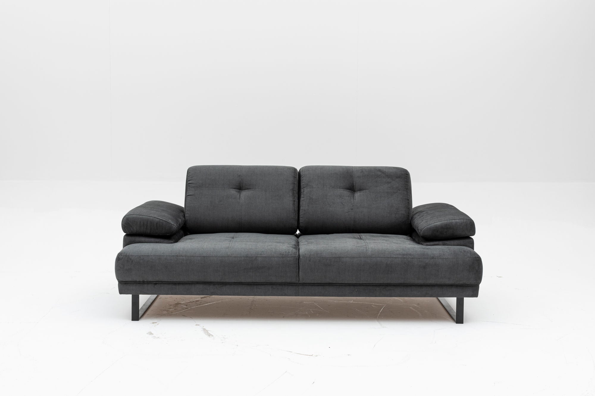 Entdecken Sie das Mustang Bettsofa von Atelier Del Sofa in elegantem Anthrazit. Perfekt für Komfort und stilvolle Akzente in jedem Raum.