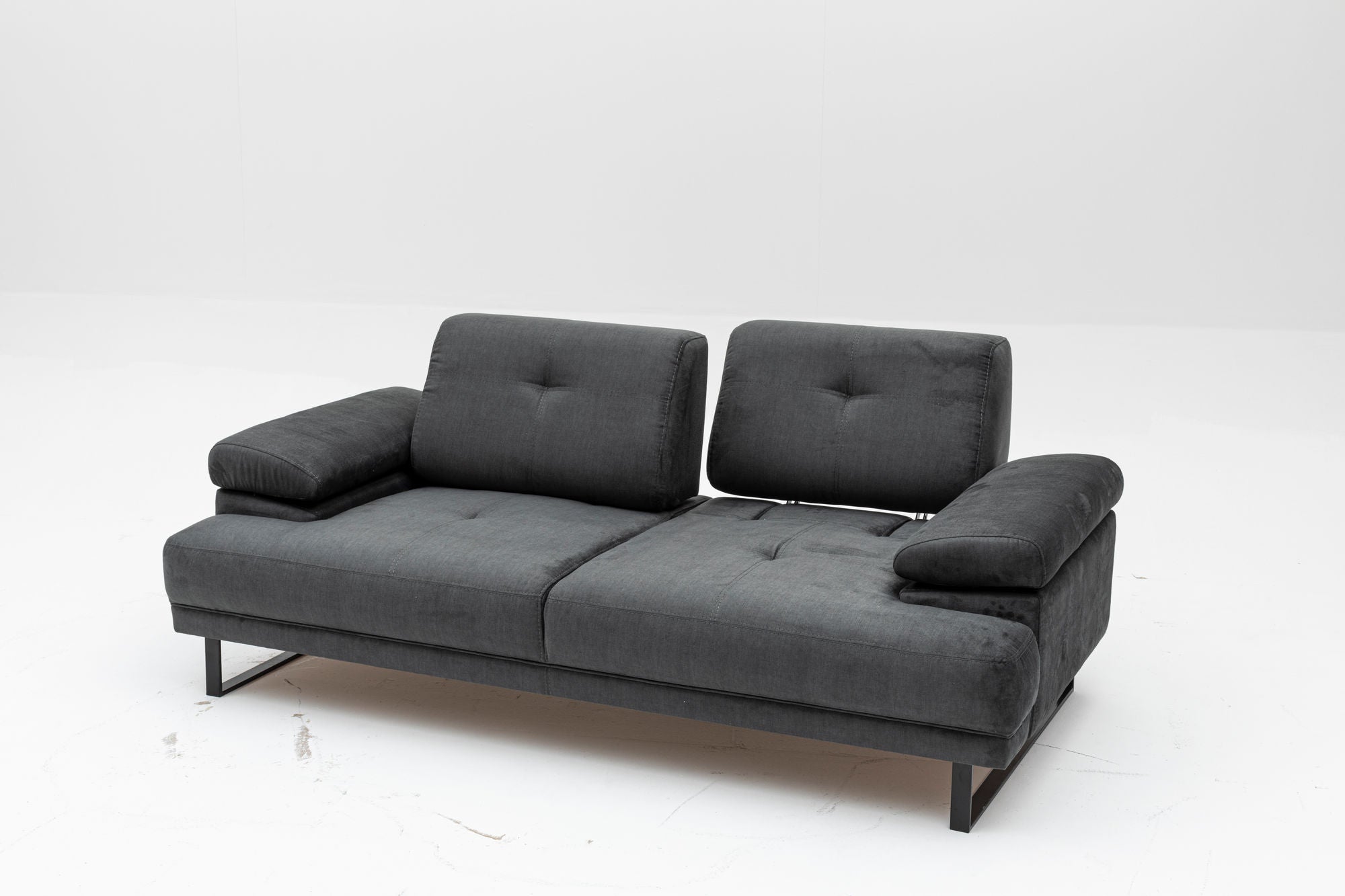 Entdecken Sie das Mustang Bettsofa von Atelier Del Sofa in elegantem Anthrazit. Perfekt für Komfort und stilvolle Akzente in jedem Raum.