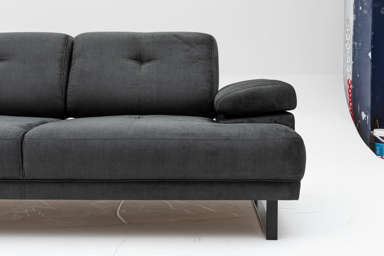 Entdecken Sie das Mustang Bettsofa von Atelier Del Sofa in elegantem Anthrazit. Perfekt für Komfort und stilvolle Akzente in jedem Raum.