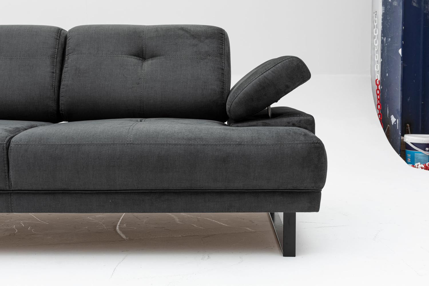 Erleben Sie das Mustang Bettsofa von Atelier Del Sofa in edlem Anthrazit. Ideal für entspannte Stunden und stilvolle Wohnakzente.