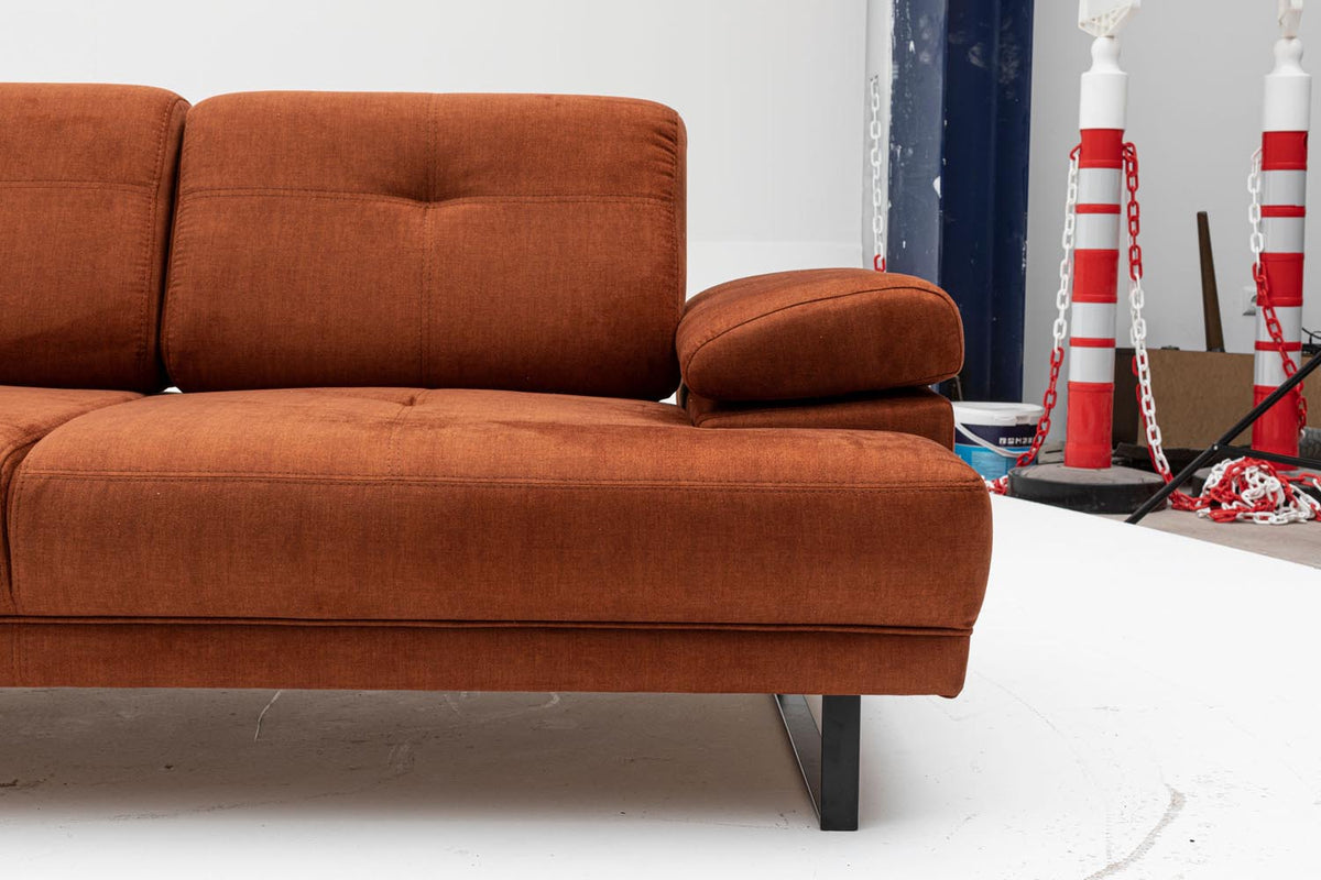 Mustang Bettsofa - Orange in Orange präsentiert im Onlineshop von KAQTU Design AG. Bettsofa ist von Atelier Del Sofa