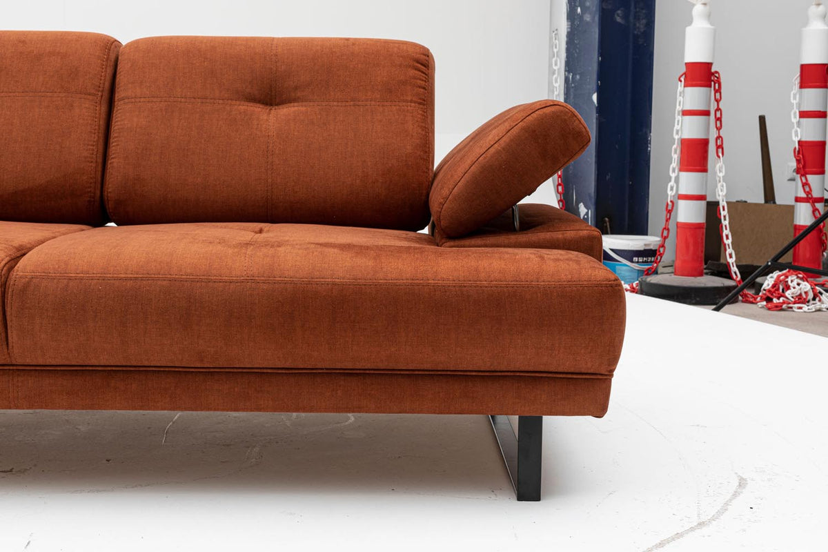 Mustang Bettsofa - Orange in Orange präsentiert im Onlineshop von KAQTU Design AG. Bettsofa ist von Atelier Del Sofa