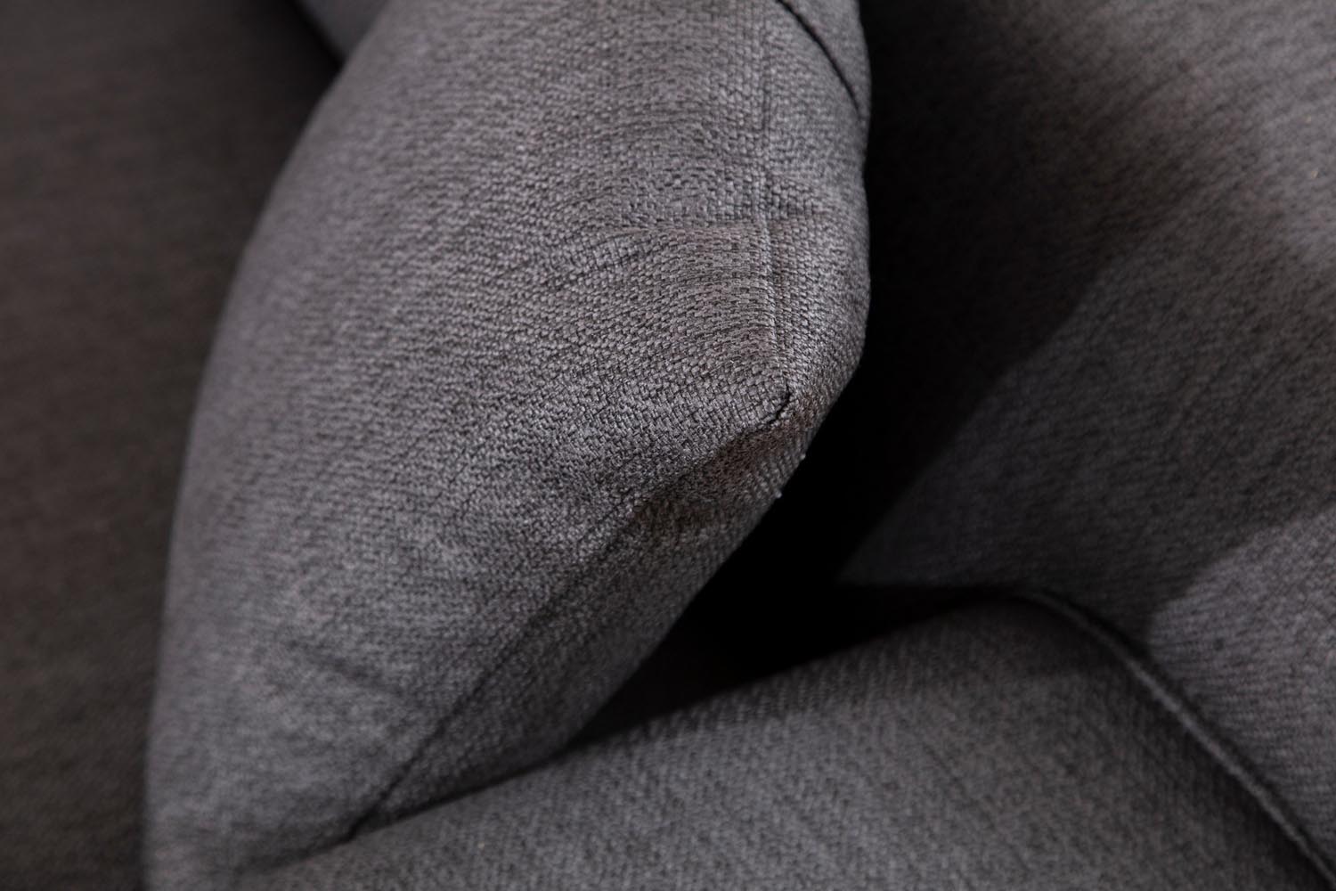 Entdecken Sie das elegante Petra 2 2er Sofa in Anthrazit von Atelier Del Sofa. Luxuriöser Komfort und zeitloses Design für Ihr Zuhause.