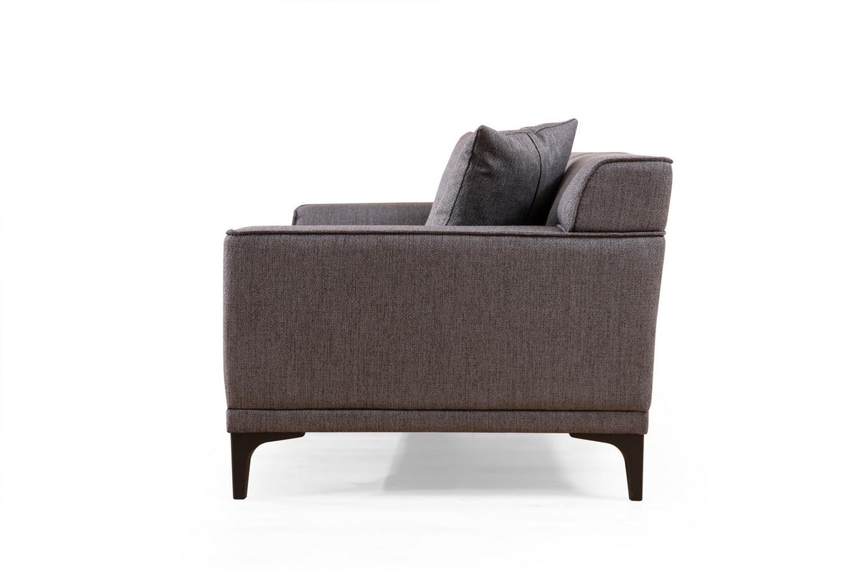 Petra 2 2er Sofa - Anthrazit in Anthrazit präsentiert im Onlineshop von KAQTU Design AG. 2er Sofa ist von Atelier Del Sofa