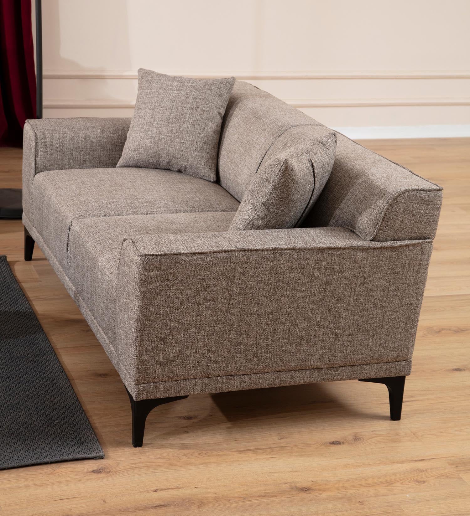 Entdecken Sie das elegante 3-Sitzer Sofa Petra 3 in stilvollem Rehton. Ideal für jeden Wohnstil, vereint es Komfort und Langlebigkeit.