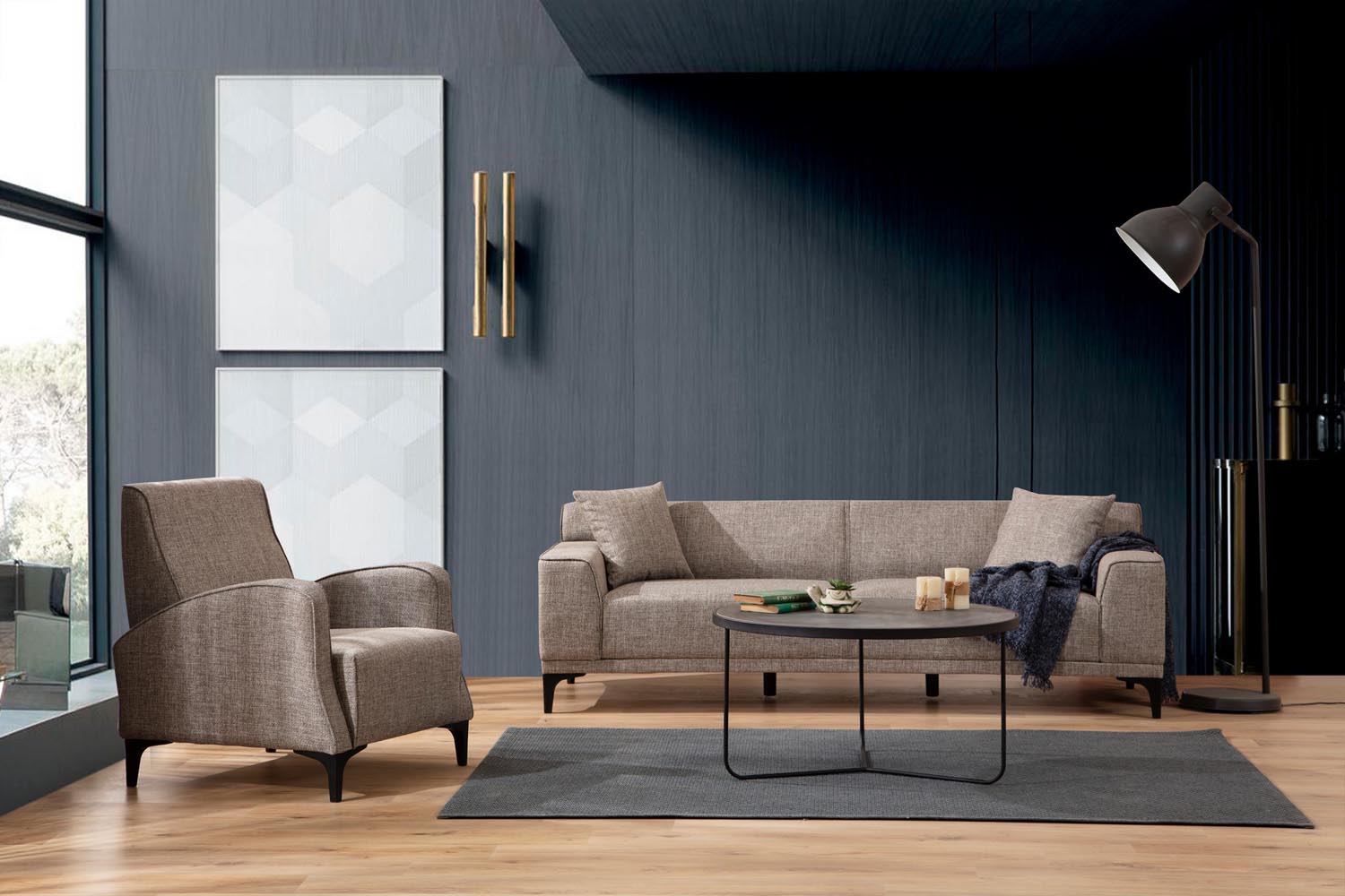 Erleben Sie das luxuriöse 3-Sitzer Sofa Petra 3 in edler Rehfarbe. Perfekt für Ihr Wohnzimmer, bietet es unvergleichlichen Komfort und zeitloses Design.