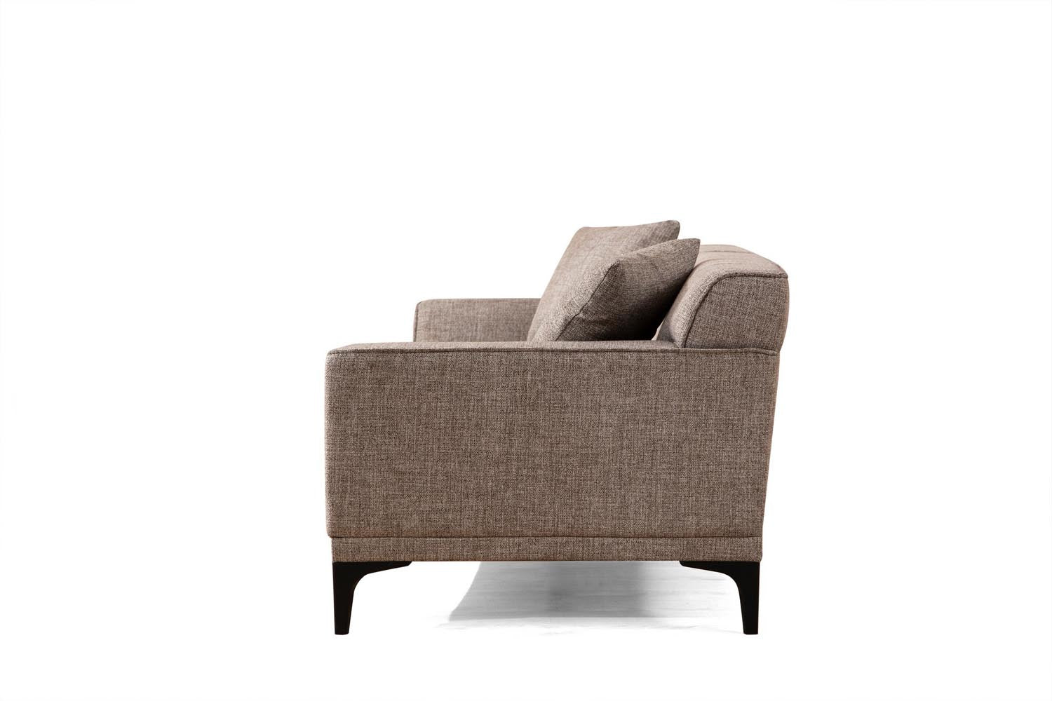 Entdecken Sie das stilvolle 3-Sitzer Sofa Petra 3 in eleganter Rehfarbe. Ideal für jedes Wohnzimmer, vereint es Komfort und modernes Design.