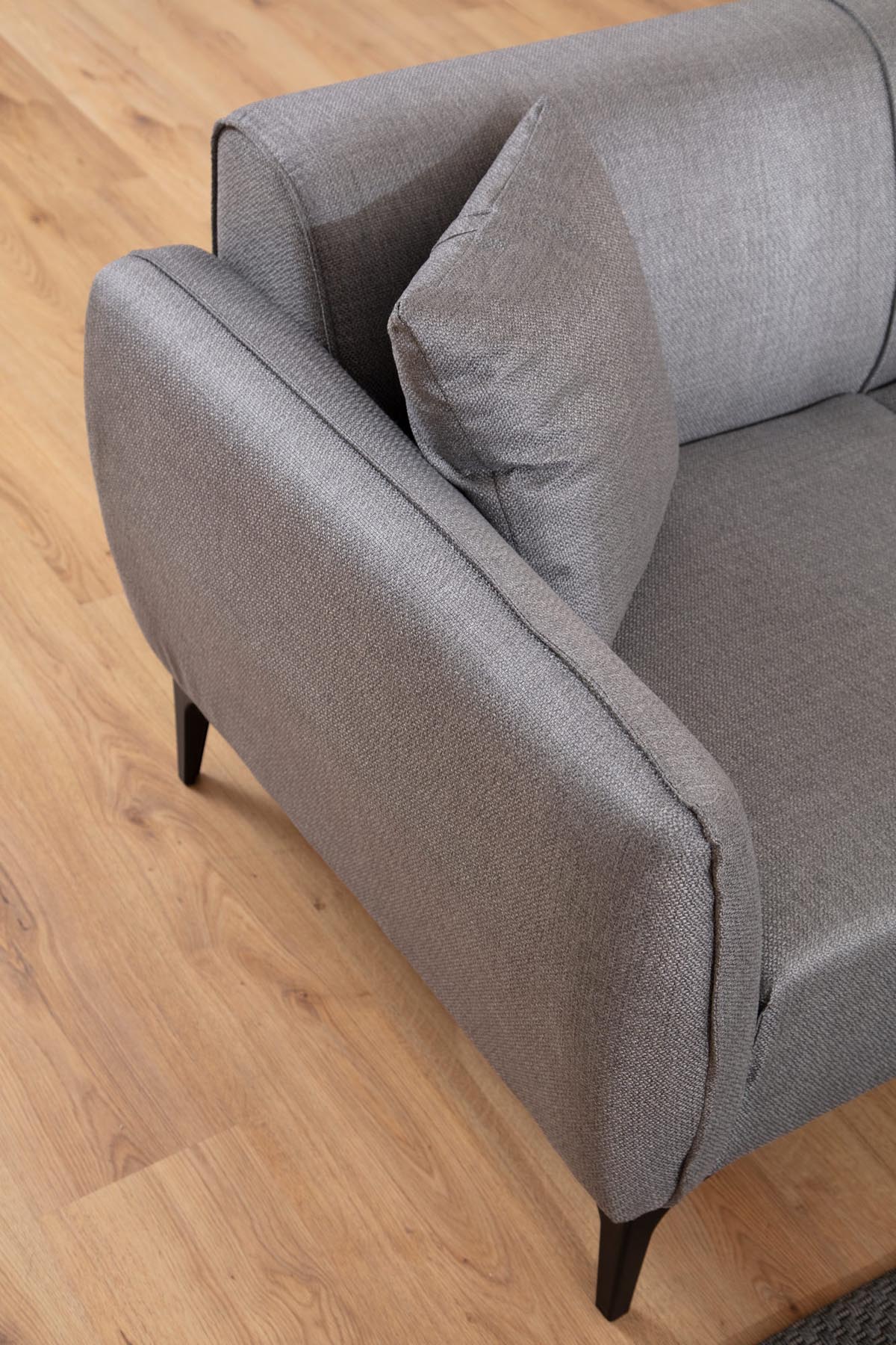 Belissimo - Grey in Grau präsentiert im Onlineshop von KAQTU Design AG. 3er Sofa ist von Atelier Del Sofa