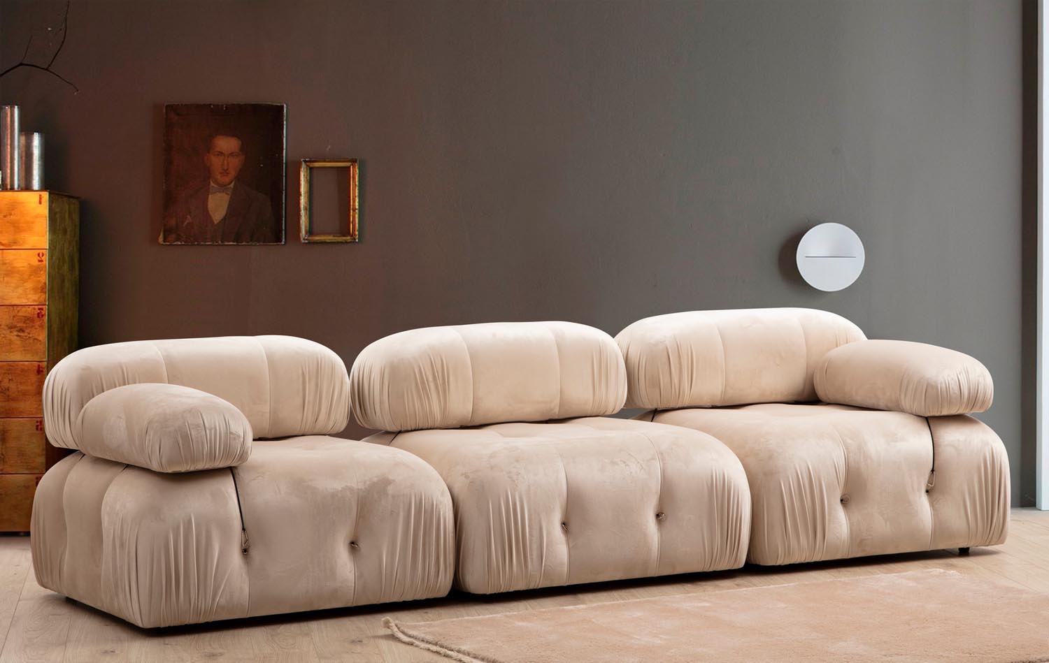 Entdecken Sie das Bubble 3-Sitzer Sofa in Sahne von Atelier Del Sofa – ein stilvolles Möbelstück, das Komfort und Eleganz vereint.