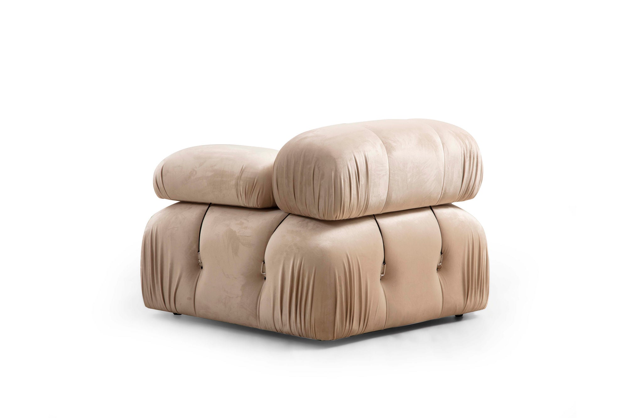 Genießen Sie das Bubble 3-Sitzer Sofa in Sahne von Atelier Del Sofa – eine perfekte Kombination aus Eleganz und luxuriösem Sitzkomfort für Ihr Zuhause.