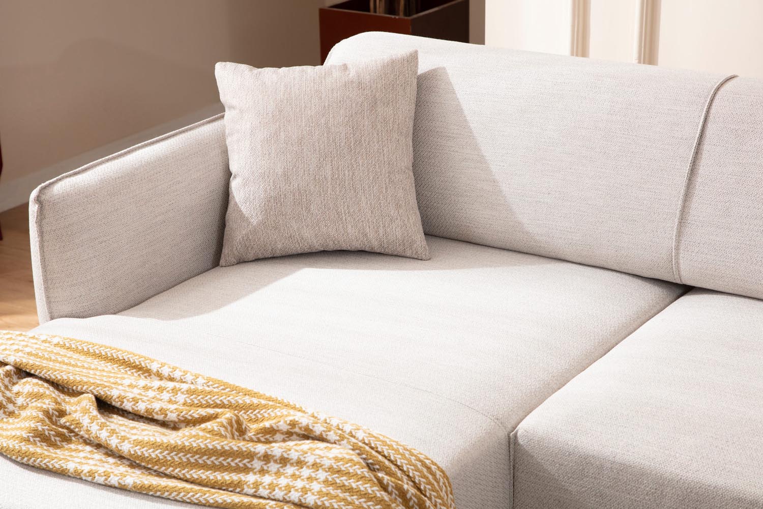 Entdecken Sie das Belissimo Left Ecksofa in Off White von Atelier Del Sofa – ein elegantes Möbelstück, das Komfort und Stil vereint und Ihr Zuhause aufwertet.