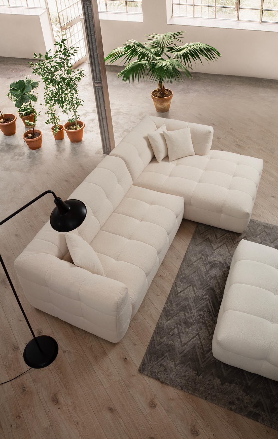 Genießen Sie stilvollen Komfort mit dem Cady 3 Sitzer Ecksofa in Beige von Atelier Del Sofa – ideal für entspannte Stunden in Ihrem Wohnraum.