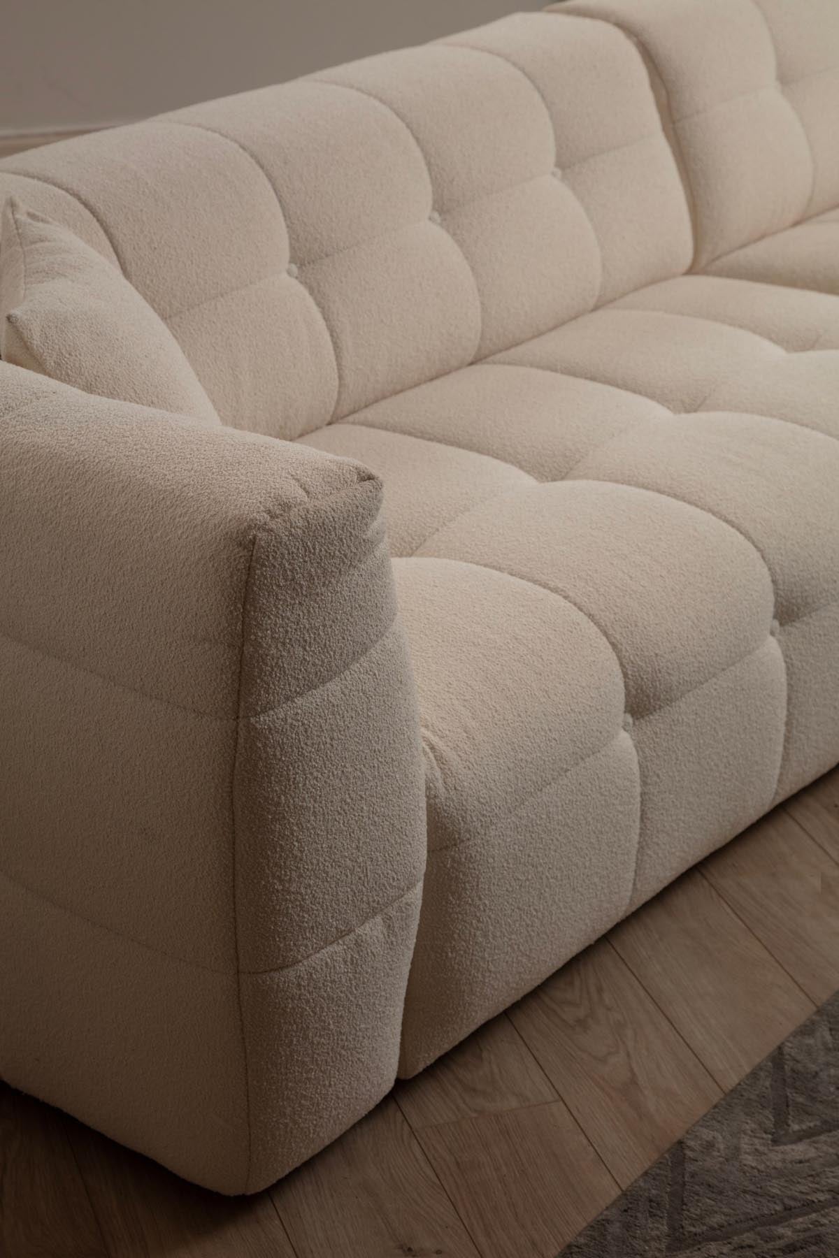 Entdecken Sie das Cady 3 Sitzer Right Ecksofa in Beige von Atelier Del Sofa – der perfekte Mix aus Eleganz und Gemütlichkeit für Ihr Zuhause!